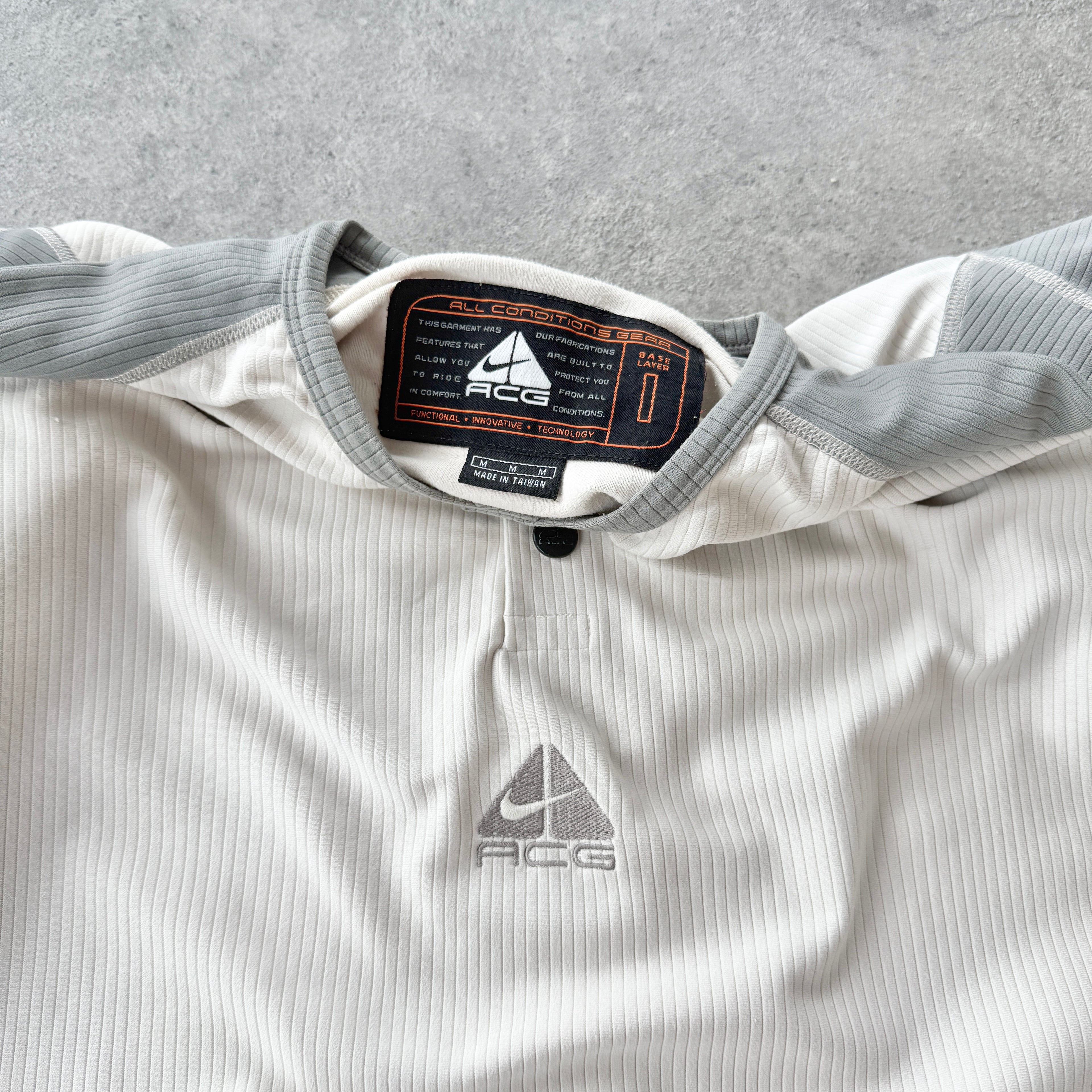 Nike ACG RARE 1990s ribbed base layer t-shirt (M)
