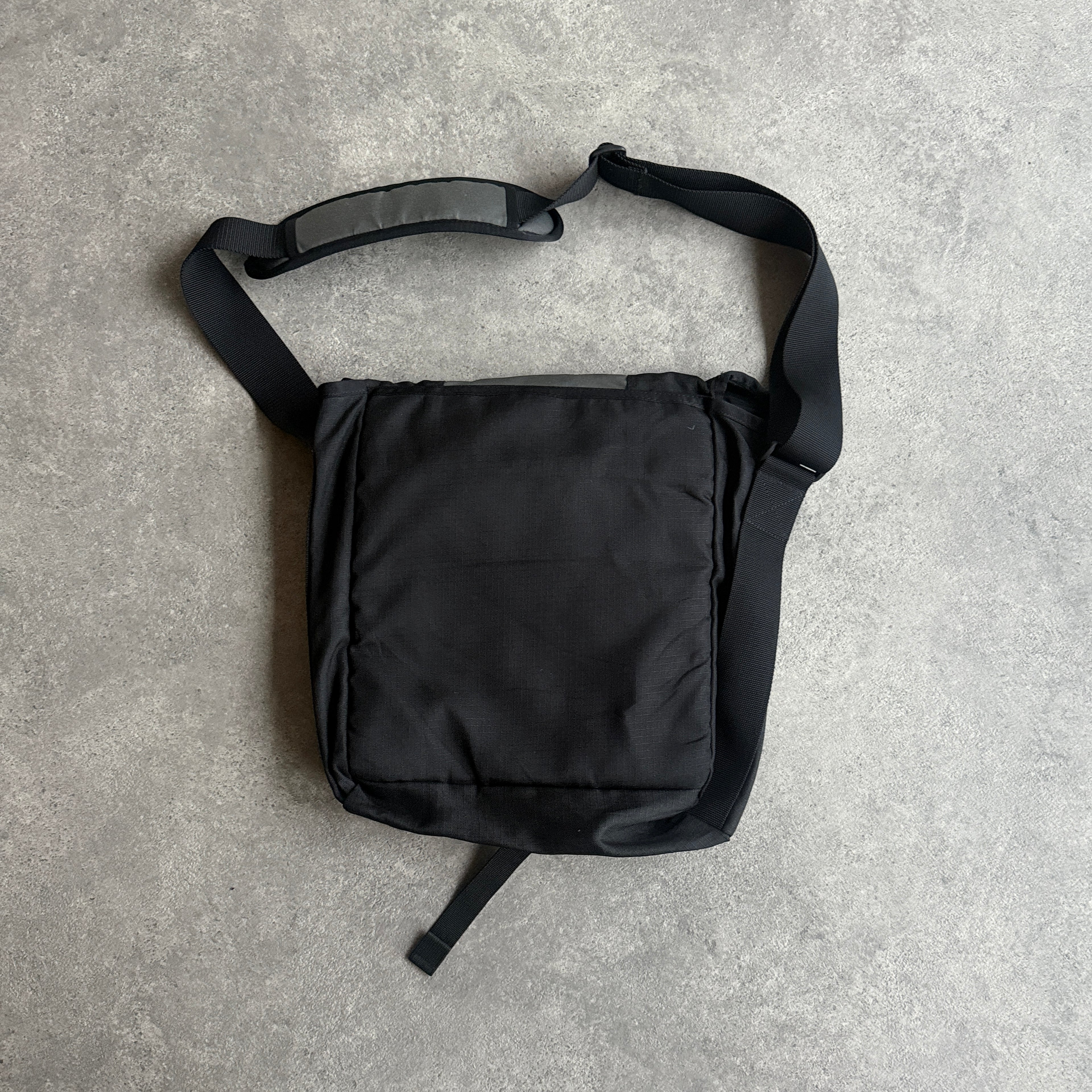 Nike ACG 1990s cross body technical utility bag (13”x12”)