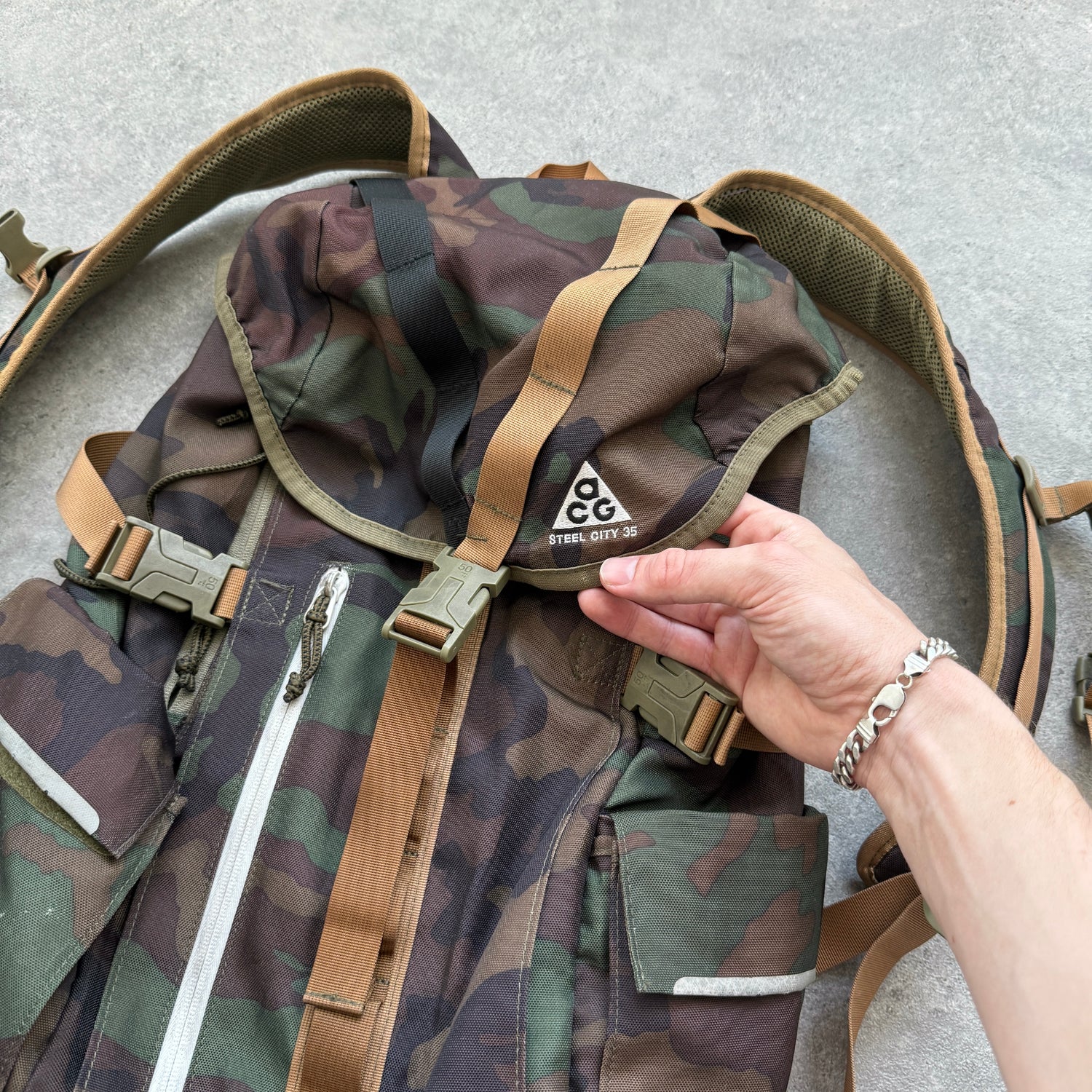 Nike ACG 1990s Steel City 35L backpack (22”x15”)