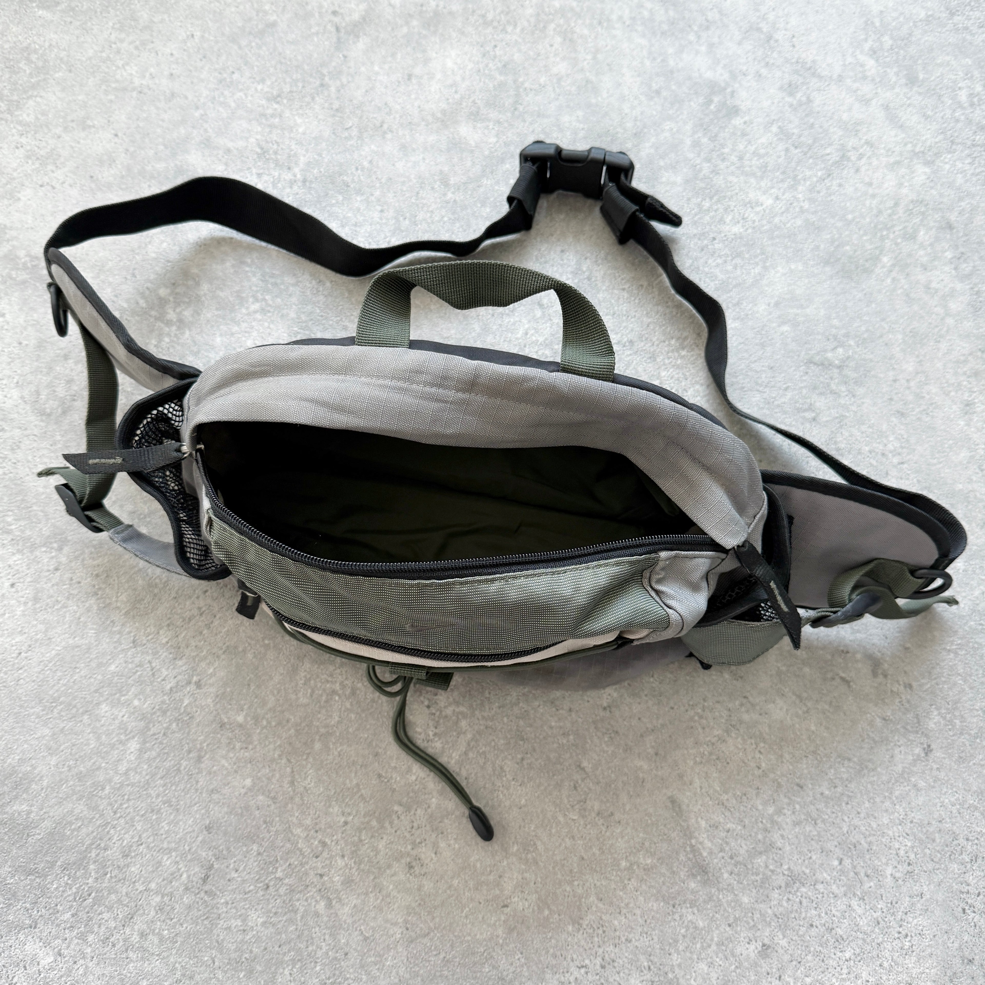 Nike 1990s cross body technical utility bag (13”x10”)