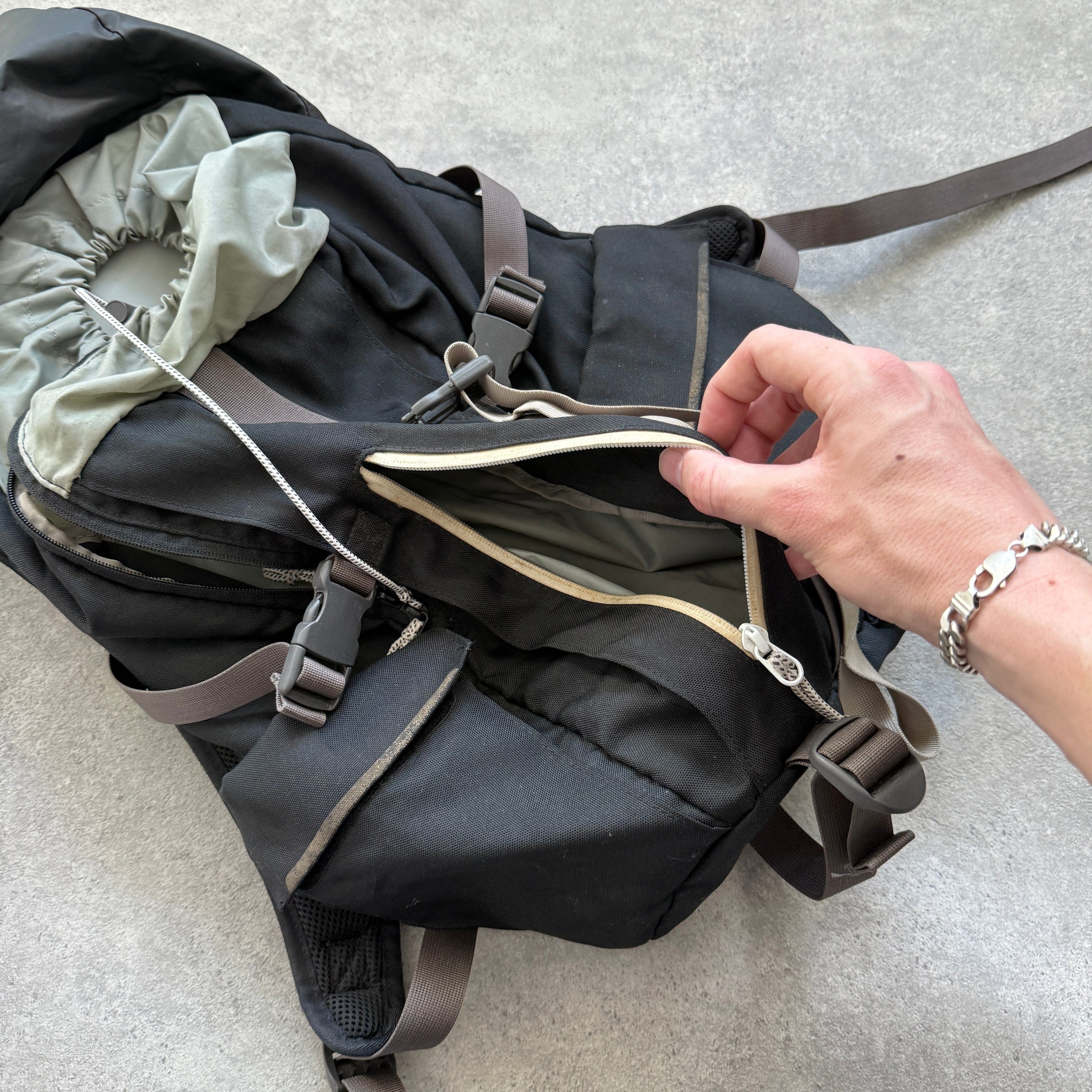 Nike ACG 1990s Steel City 35L backpack (22”x15”)