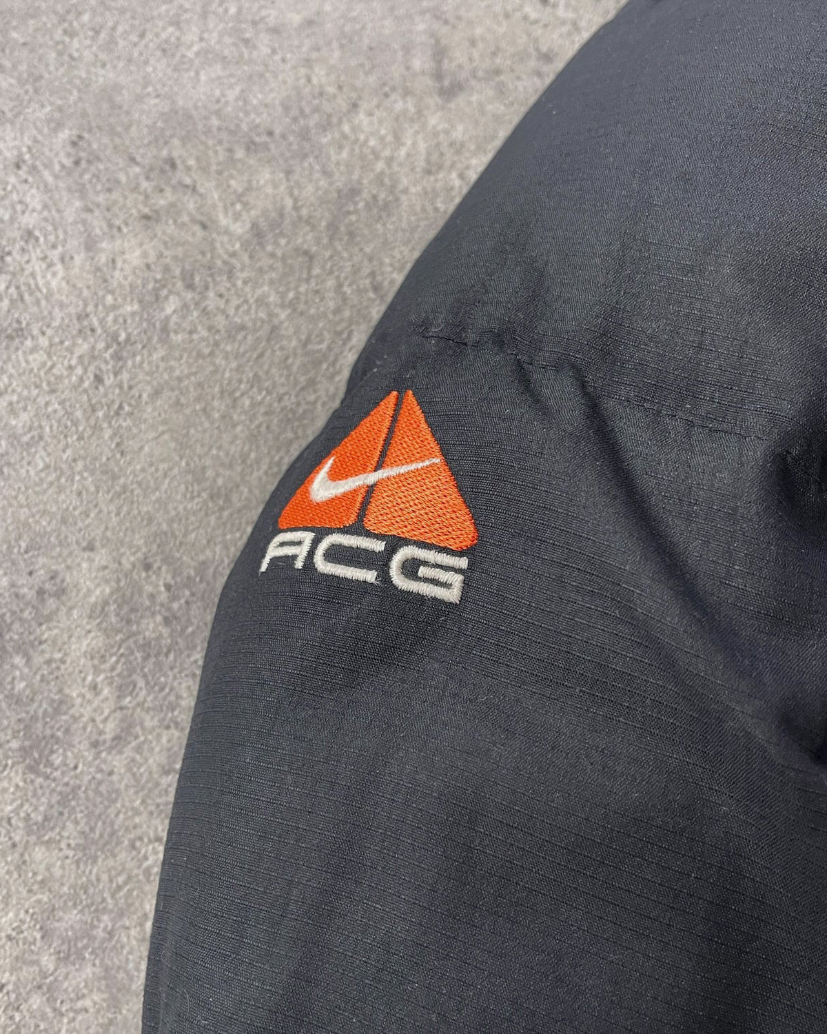 nike acg 1998 technical down fill puffer jacket in black, side view