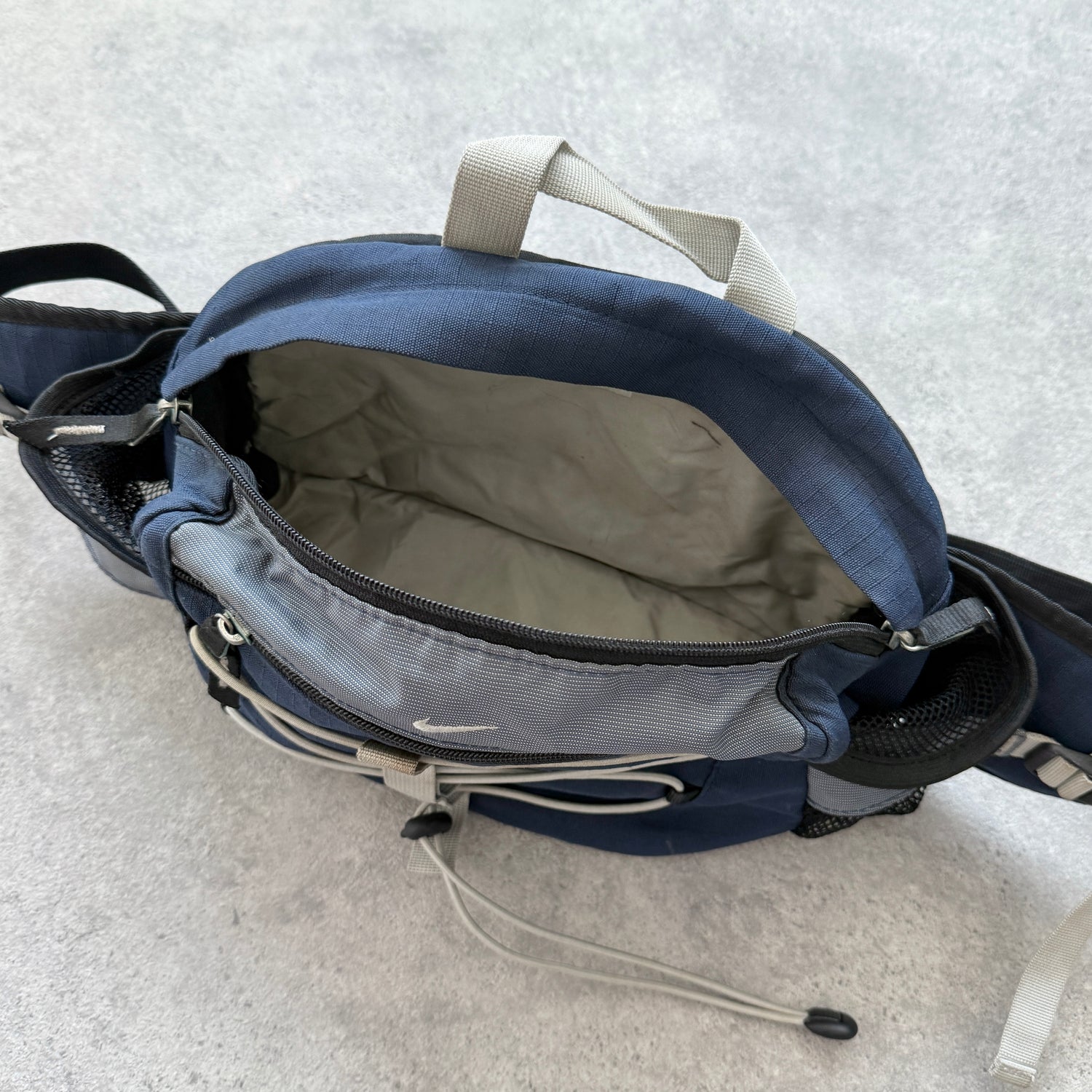 Nike 1990s cross body technical utility bag (13”x10”)