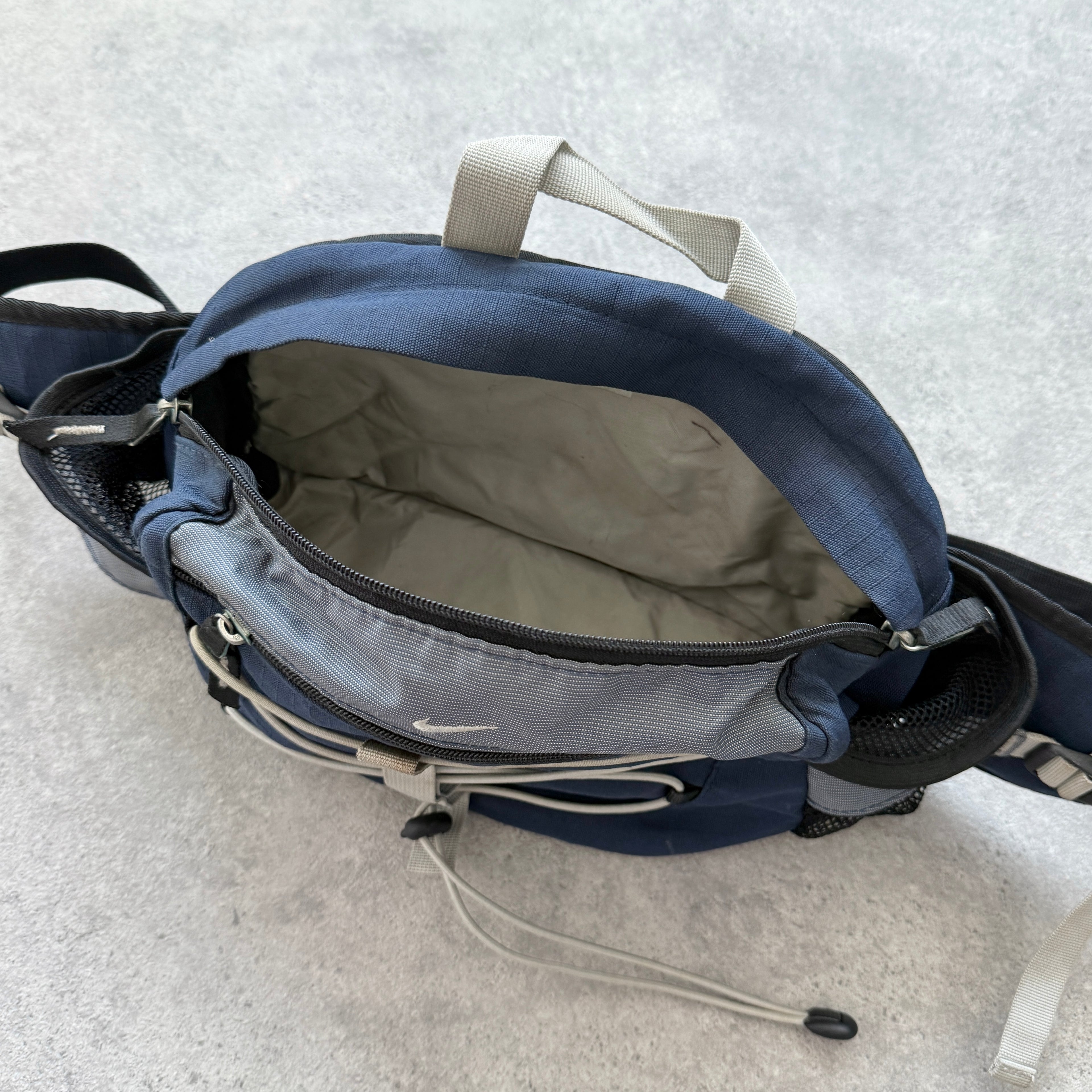 Nike 1990s cross body technical utility bag (13”x10”)