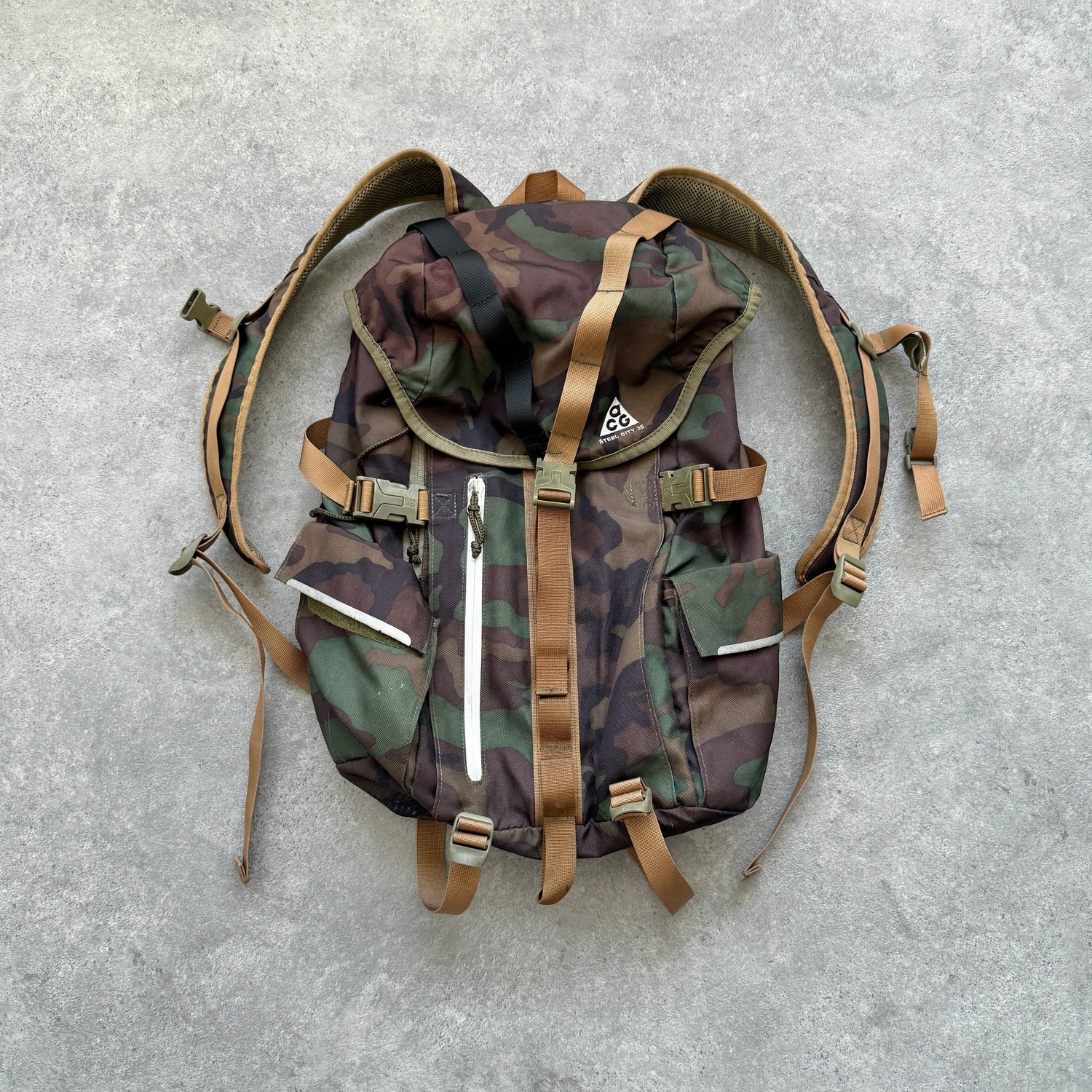 Nike ACG 1990s Steel City 35L backpack (22”x15”)