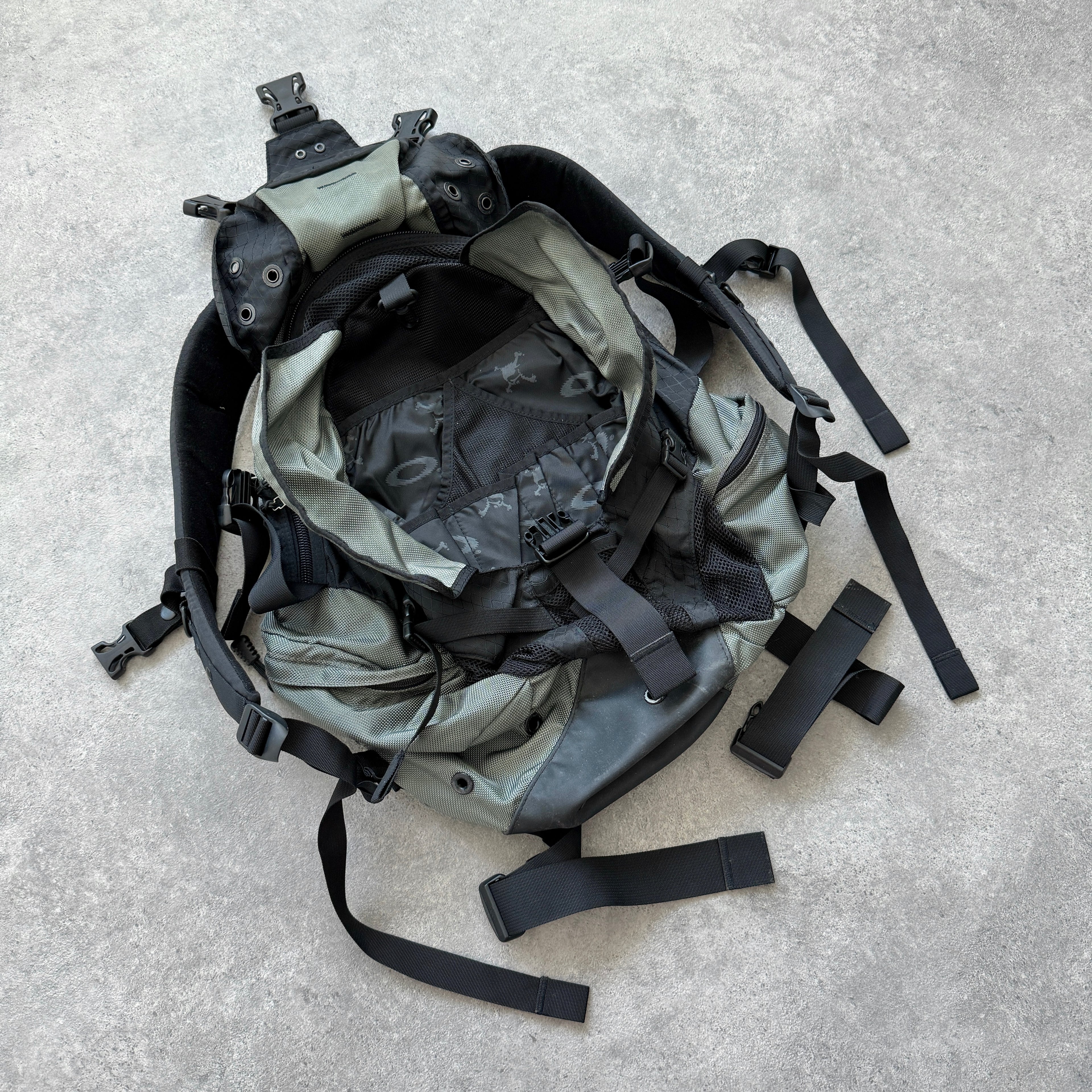 Oakley Software 2000s Icon technical utility backpack (22”x15”)