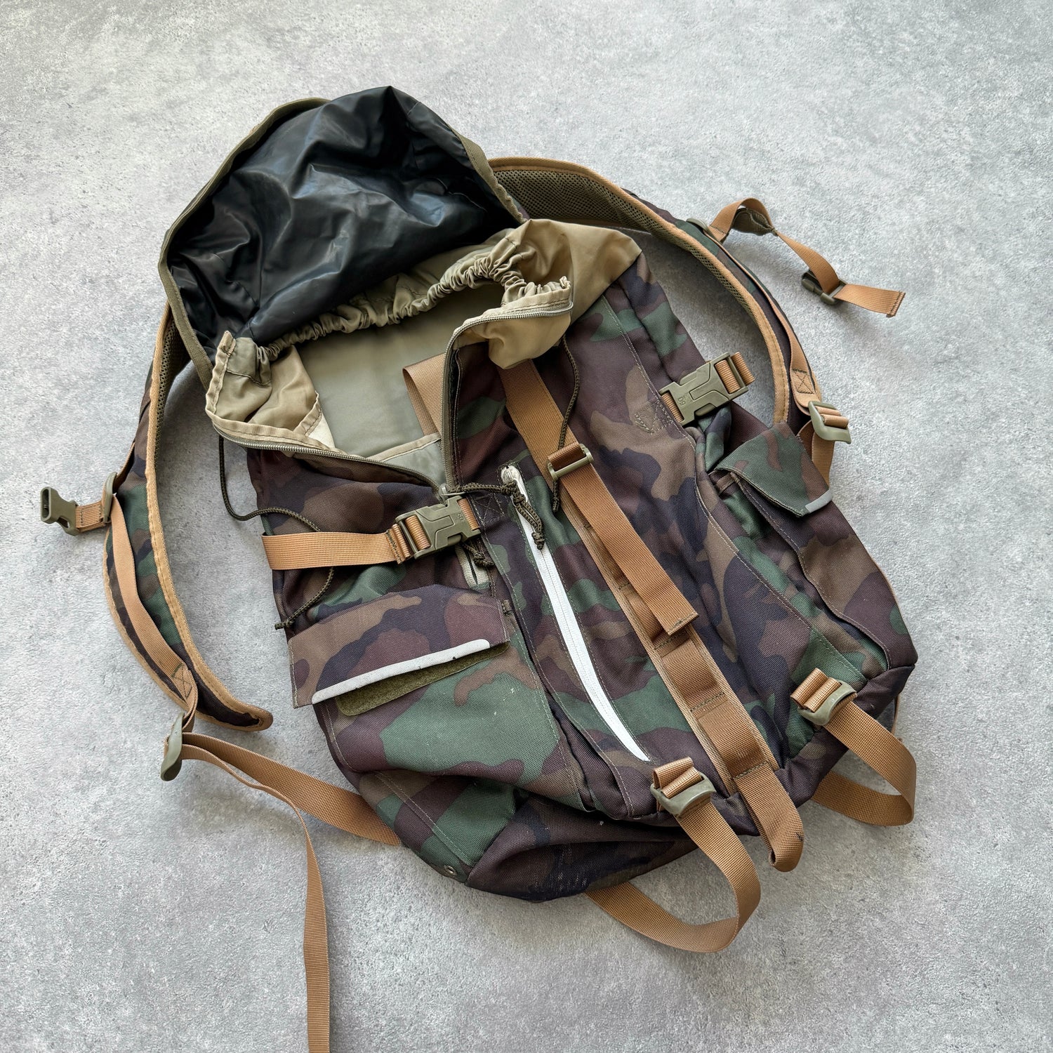 Nike ACG 1990s Steel City 35L backpack (22”x15”)