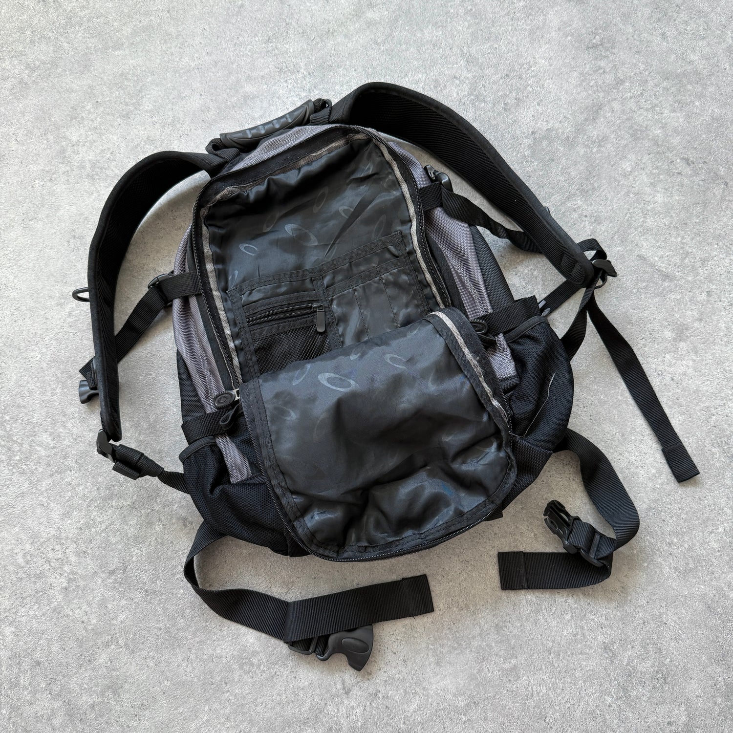 Oakley Software 2000s technical utility backpack (18”x16”)