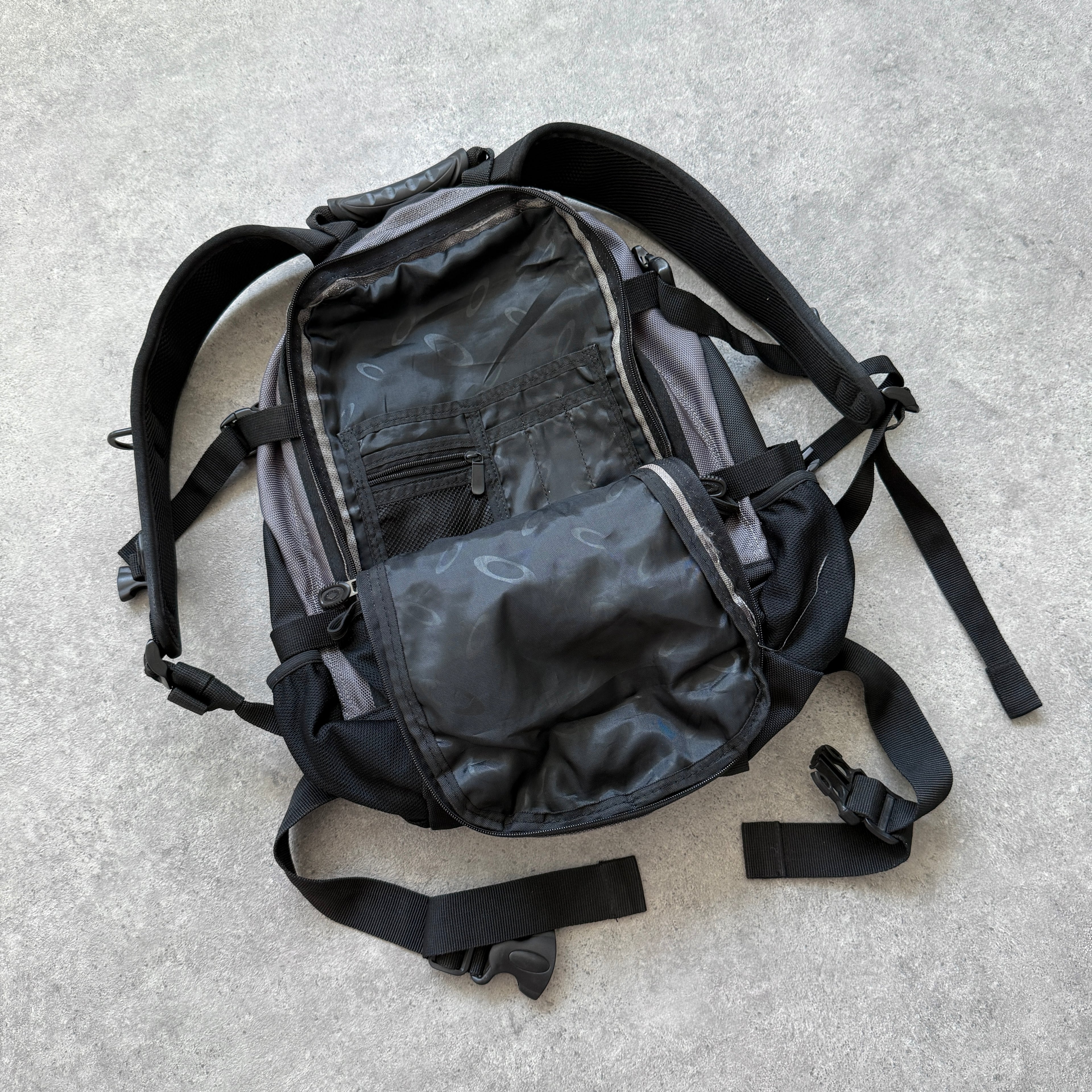 Oakley Software 2000s technical utility backpack (18”x16”)
