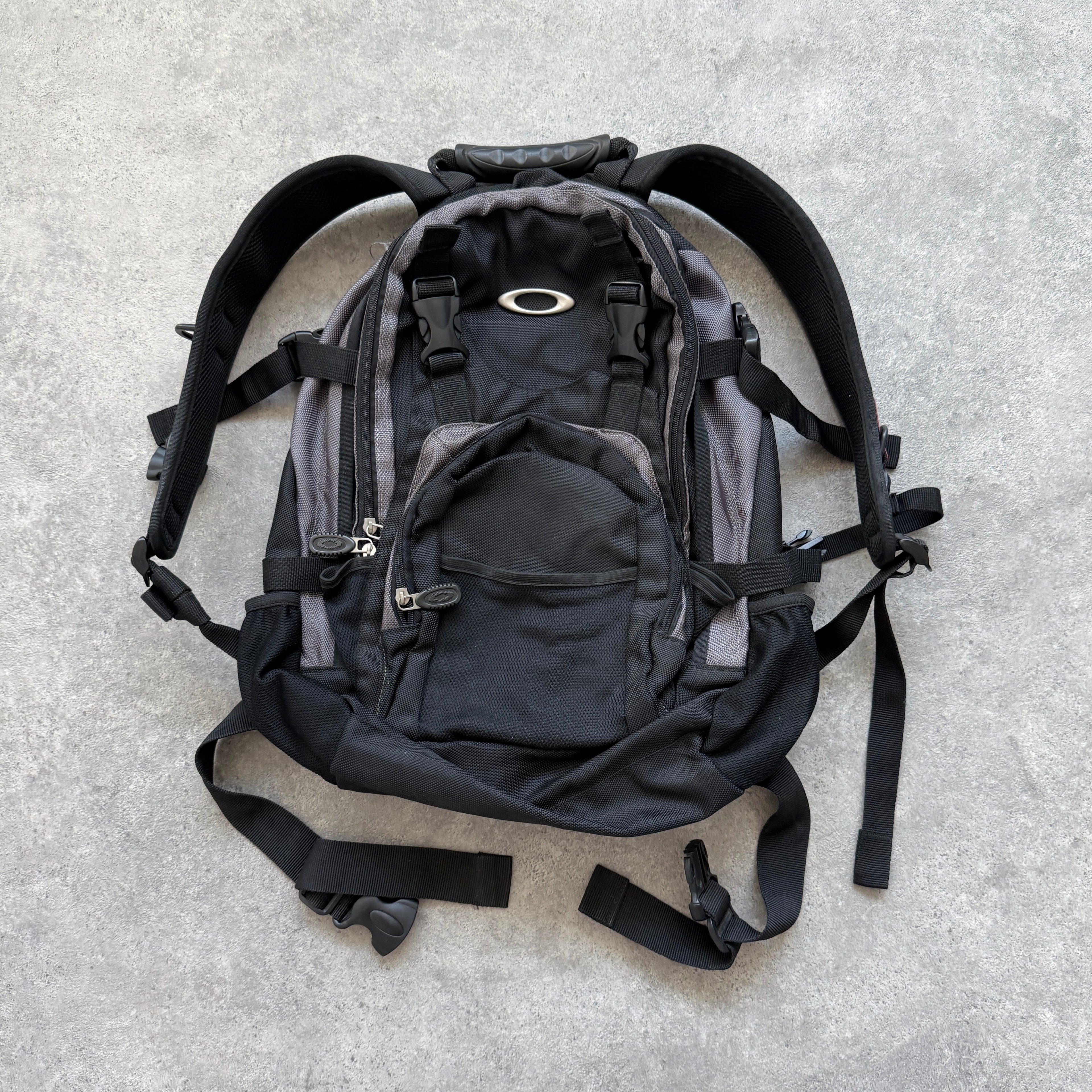 Oakley Software 2000s technical utility backpack (18”x16”)