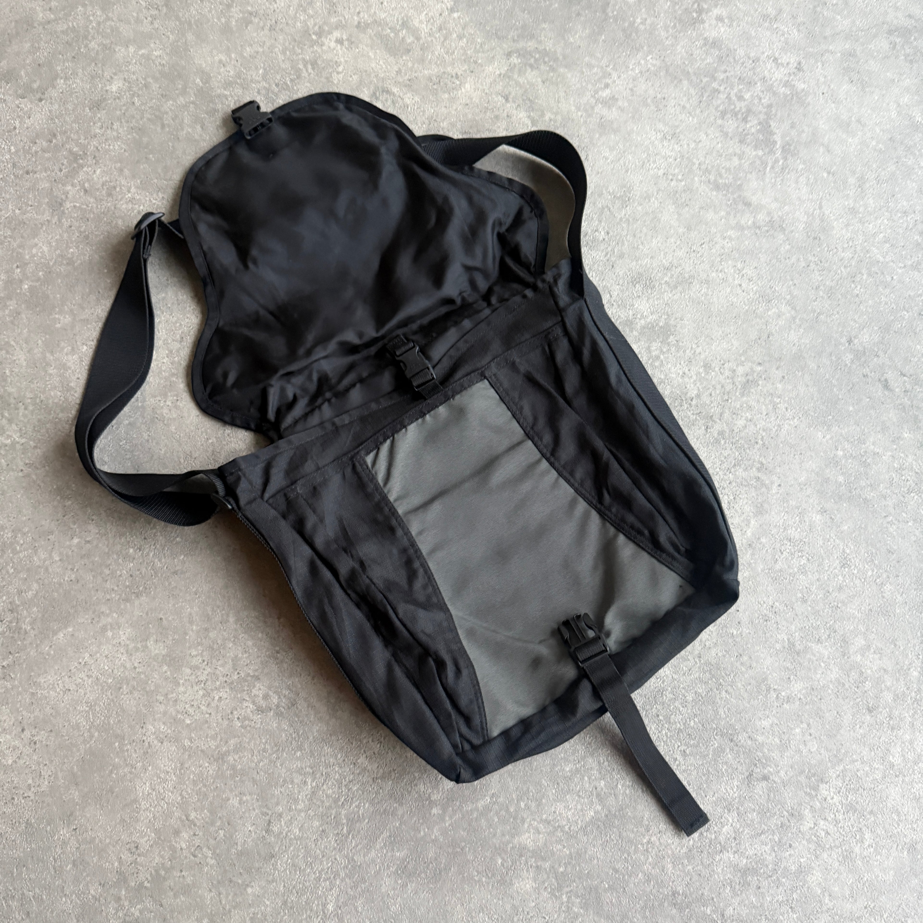 Nike ACG 1990s cross body technical utility bag (13”x12”)
