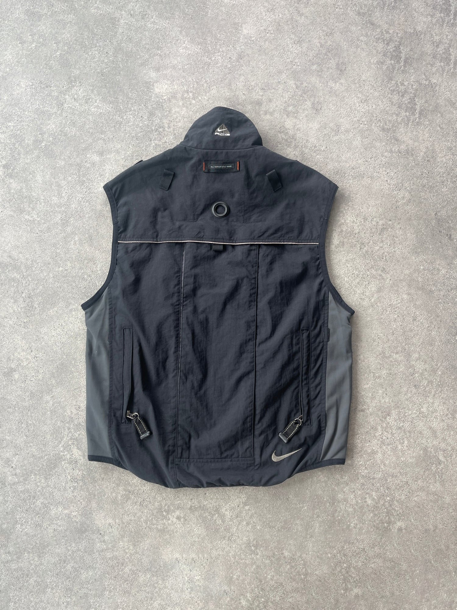 nike acg 1990s technical cargo hydration vest jacket in black, back view