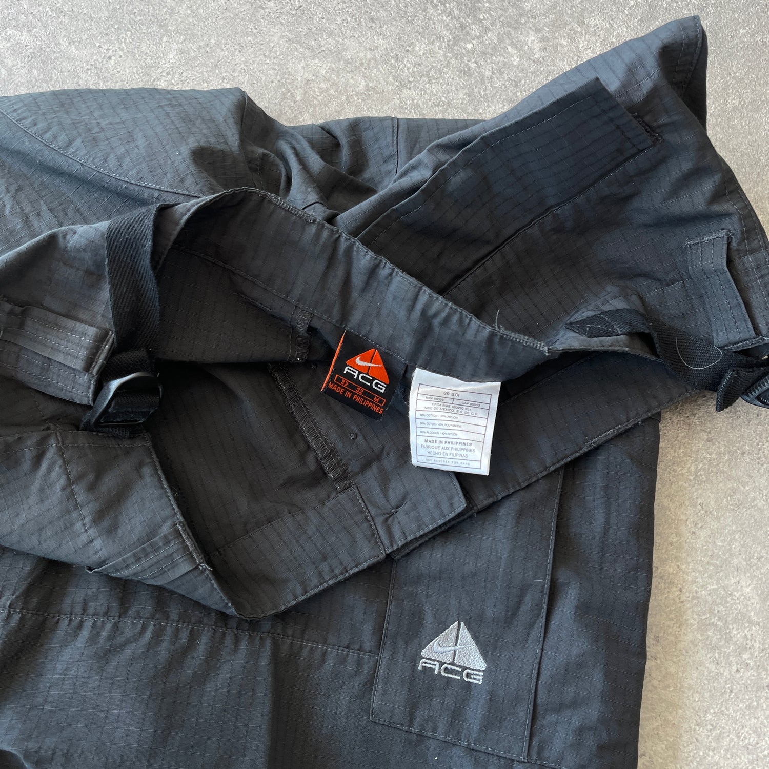 Nike ACG 2000s technical nylon cargo trousers (M)