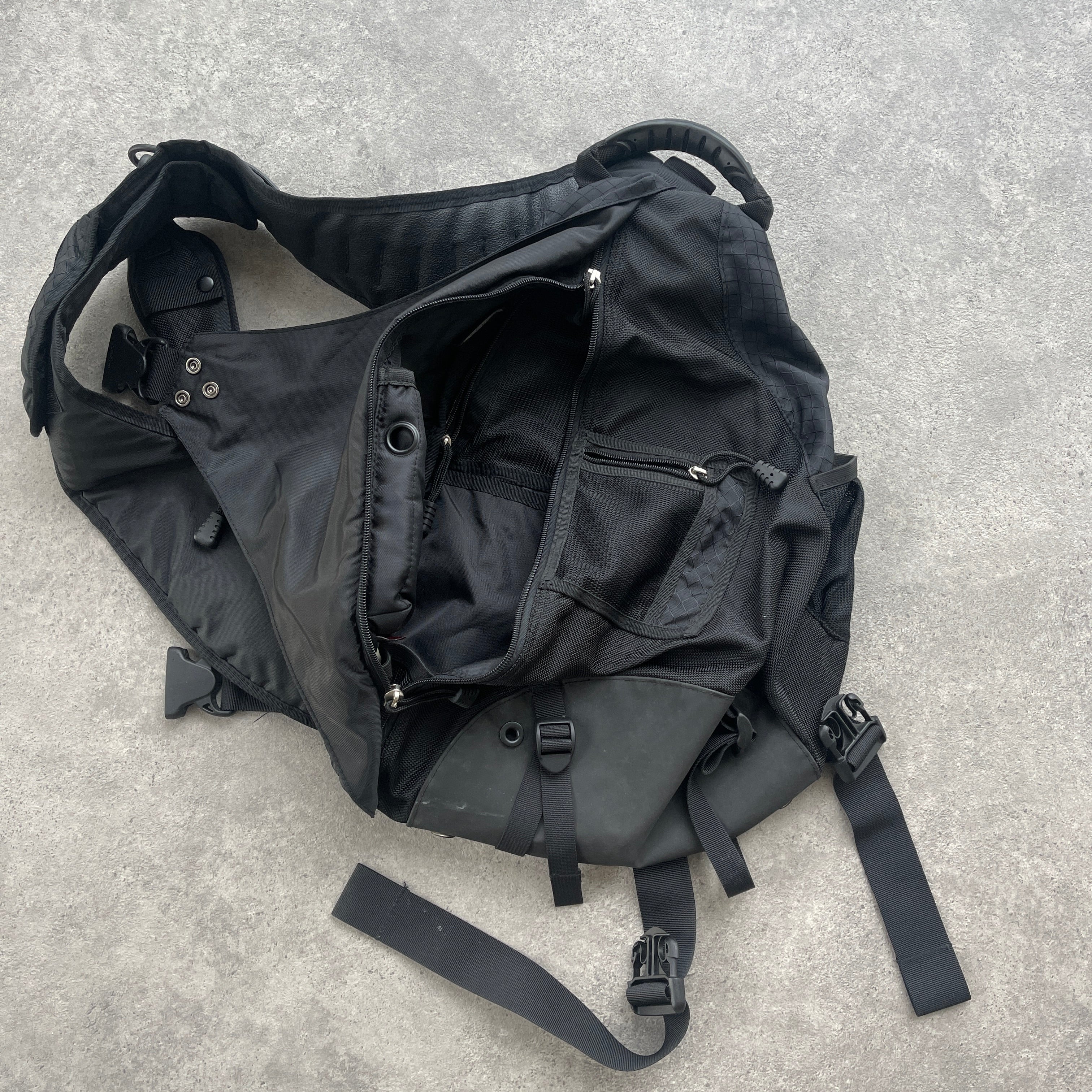 Oakley Software RARE 2000s technical sandbag sling bag (20”x15”)
