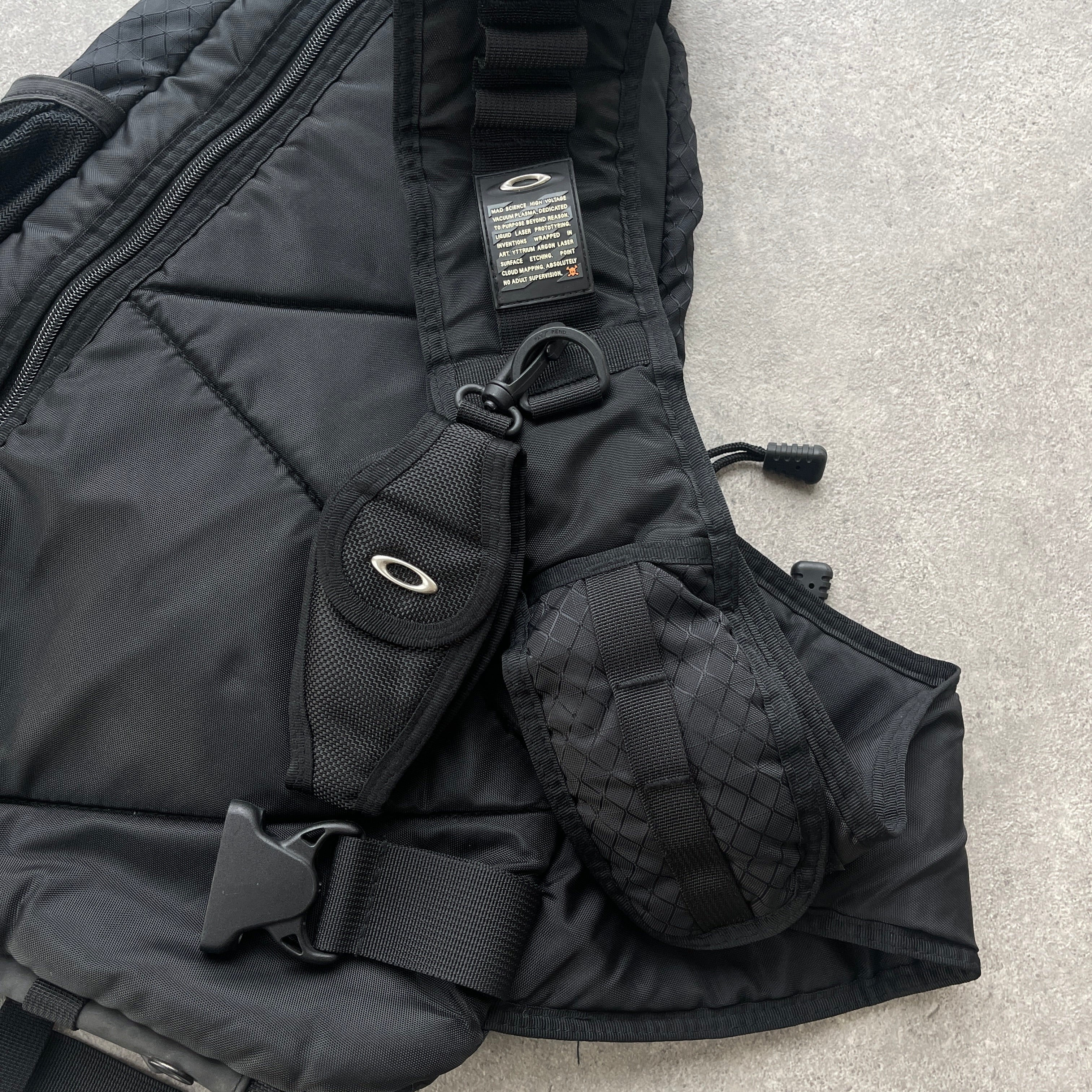 Oakley Software RARE 2000s technical sandbag sling bag (20”x15”)