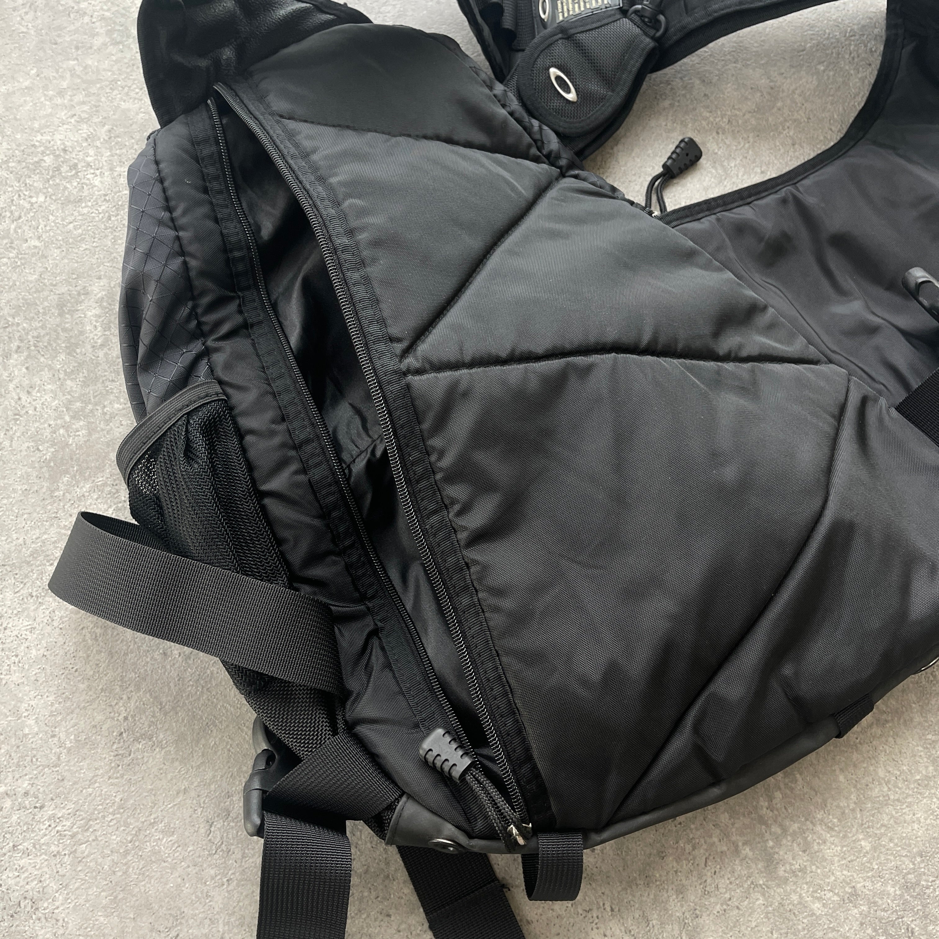 Oakley Software RARE 2000s technical sandbag sling bag (20”x15”)