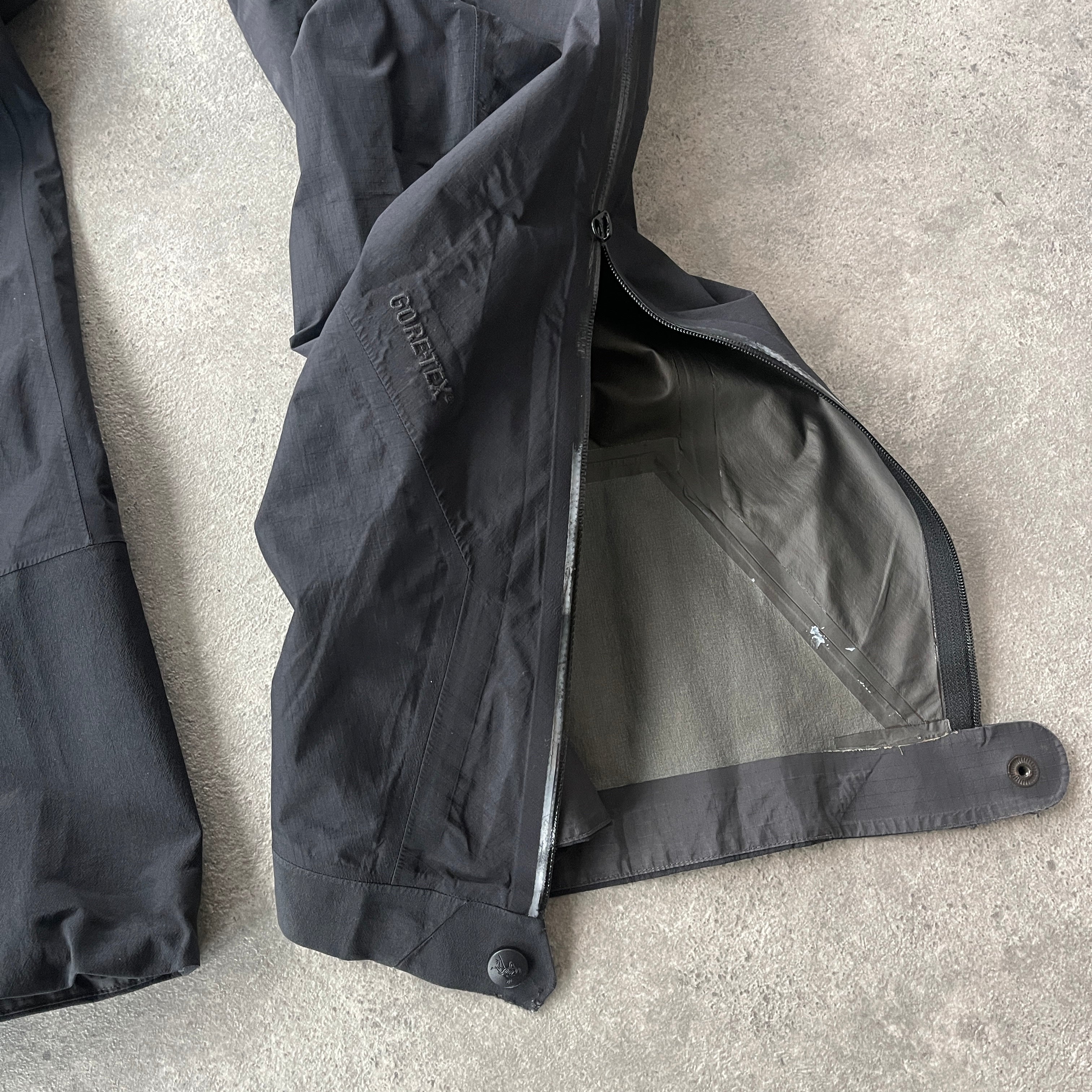 Arc’teryx 2000s goretex technical lightweight trousers (S)