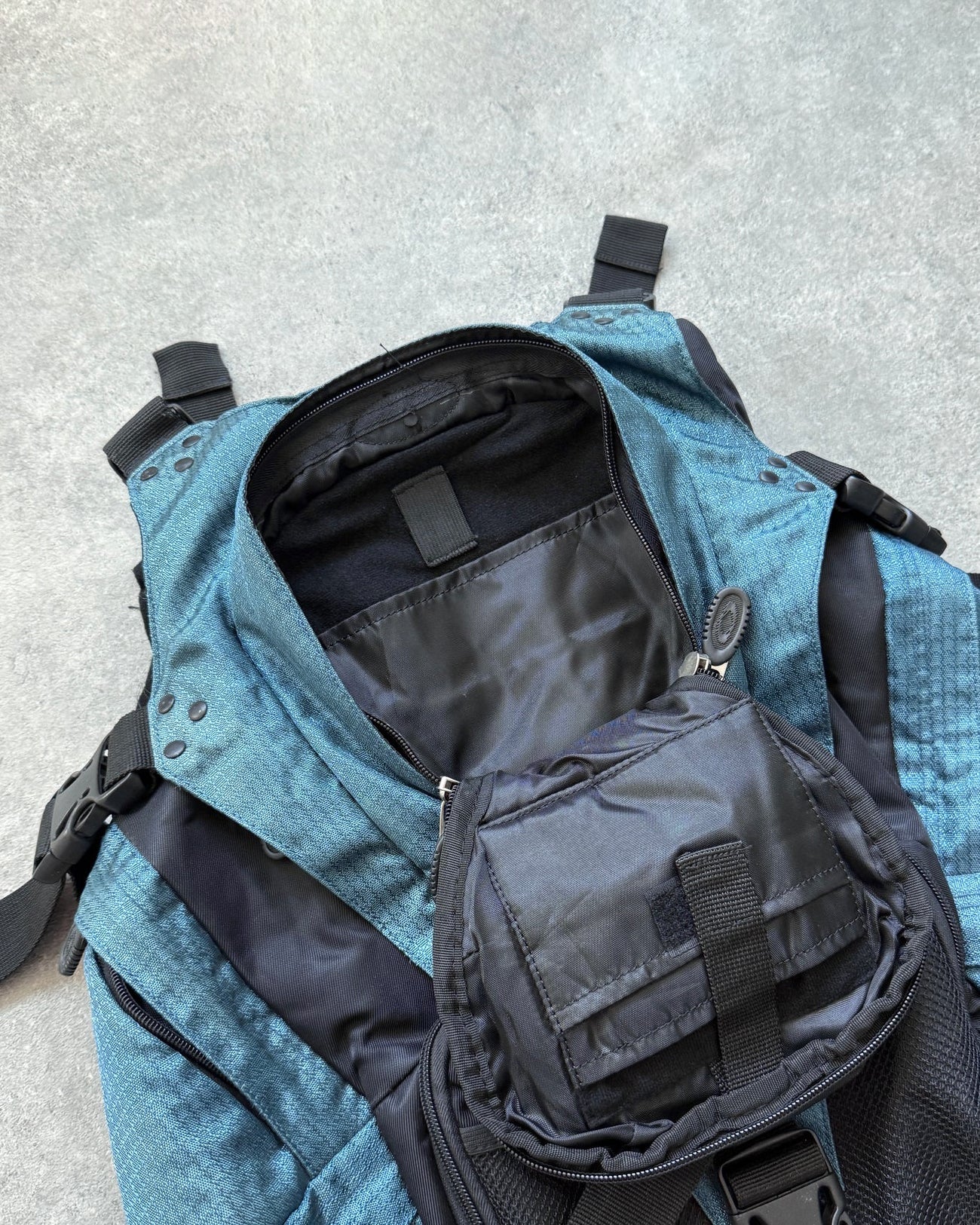 oakley software 2000s technical utility backpack, oakley ellipse logo detail