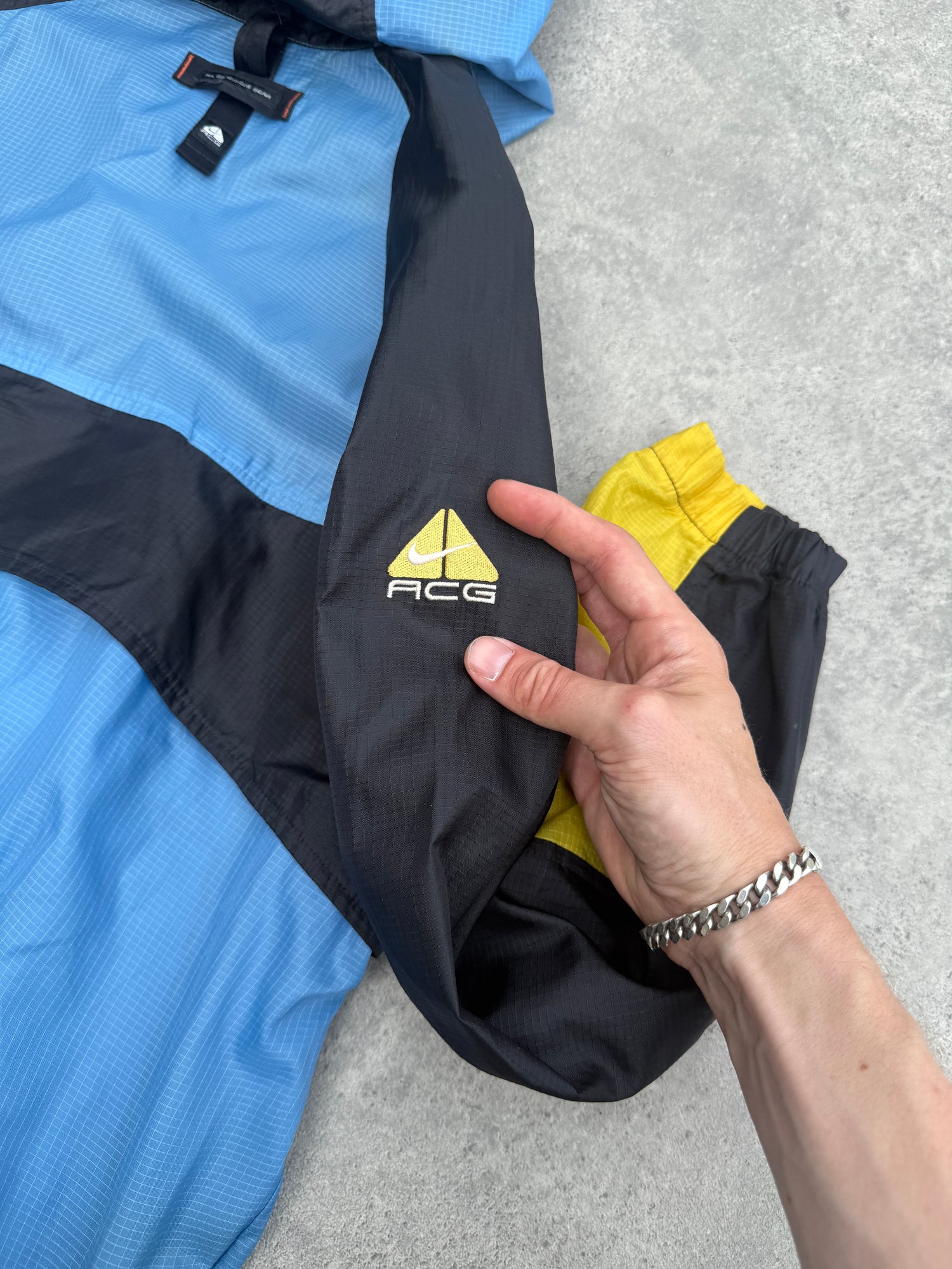 nike acg 1990s technical colour block waterproof jacket (l)