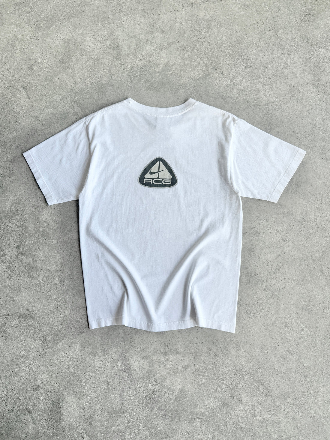 nike acg 2000s heavyweight graphic t-shirt (m)