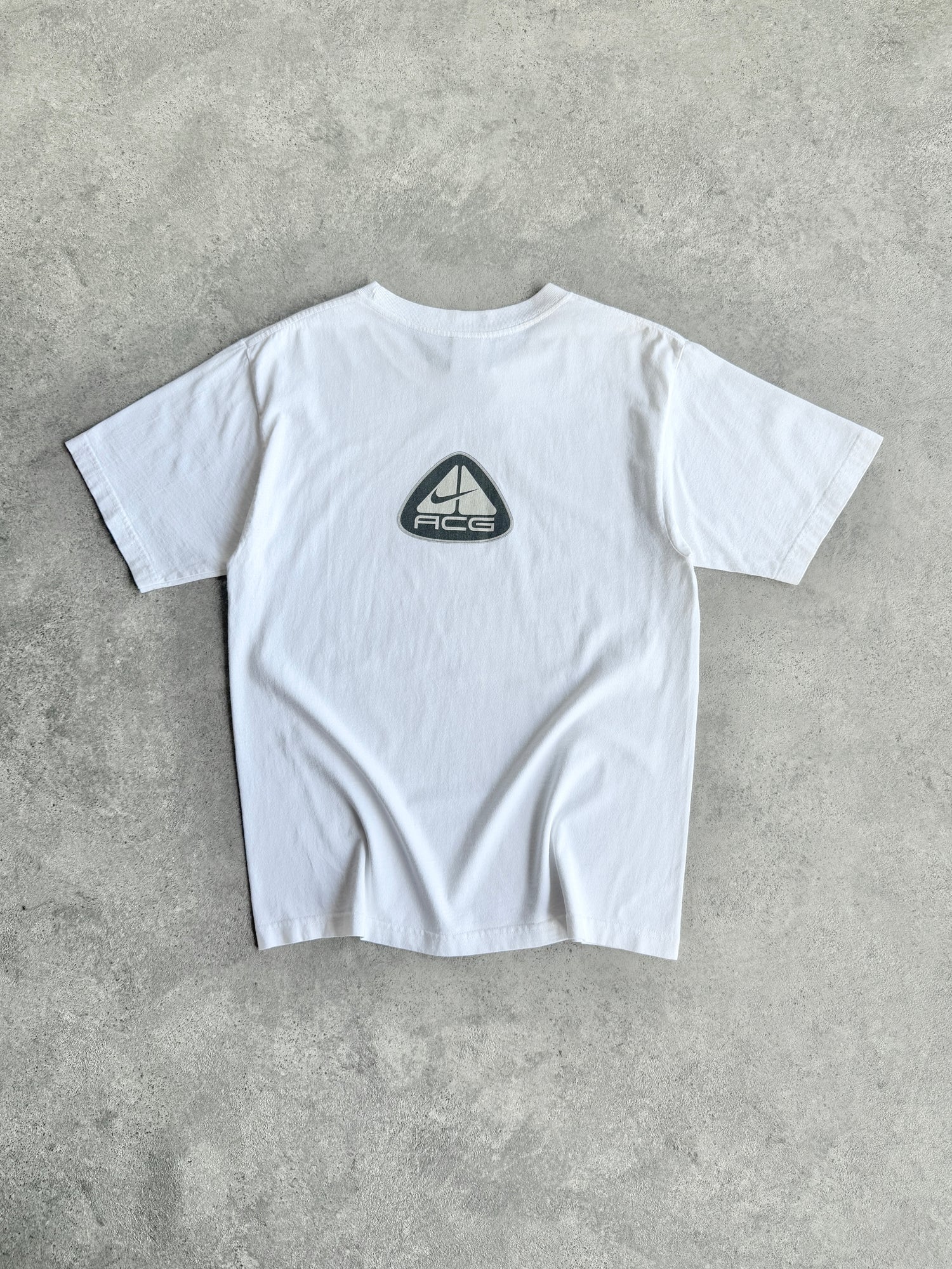 nike acg 2000s heavyweight graphic t-shirt (m)