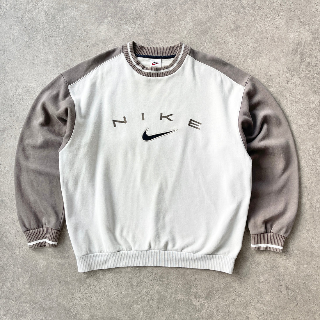 Nike RARE 1990s heavyweight embroidered sweatshirt (M)