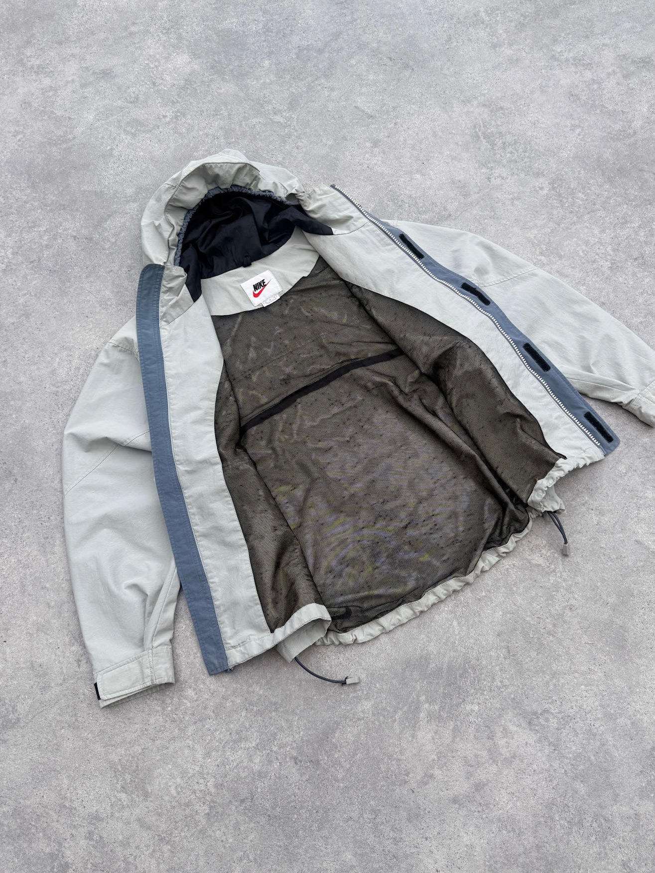 nike acg 1990s lightweight technical waterproof jacket (m)
