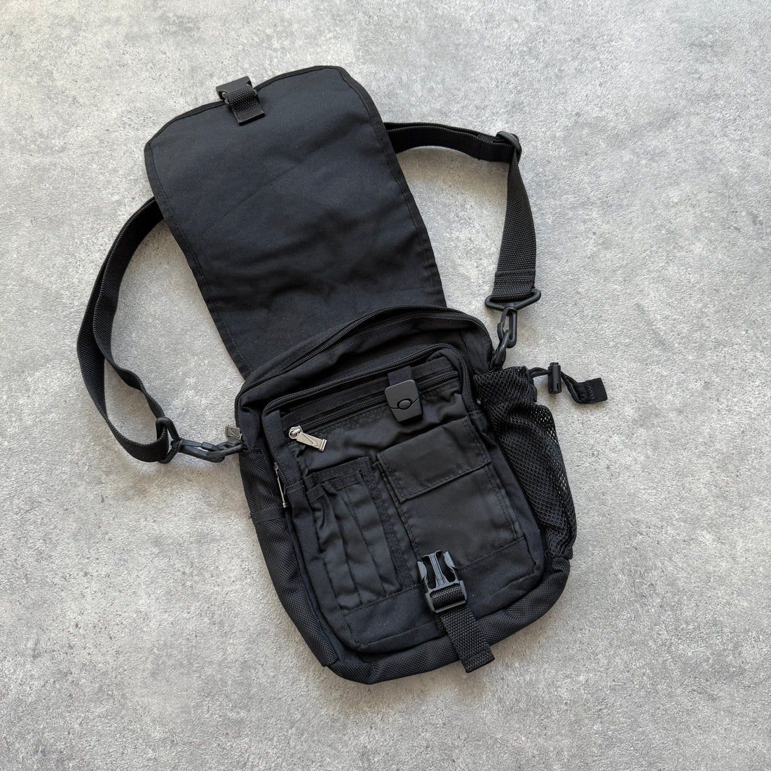 Nike 1990s cross body technical utility bag (11”x9”)