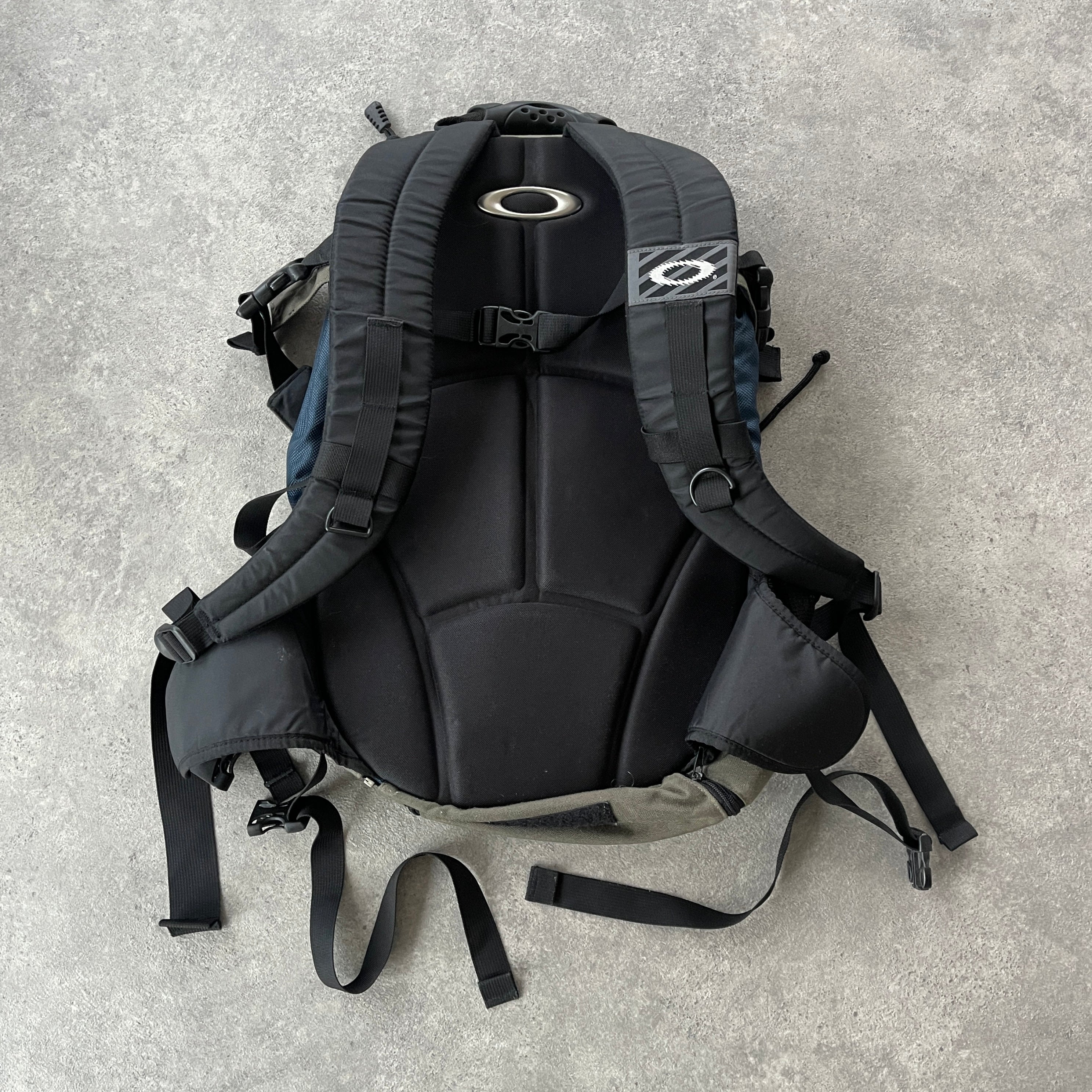 Oakley Software RARE 2000s technical utility backpack (22”x15”x8”