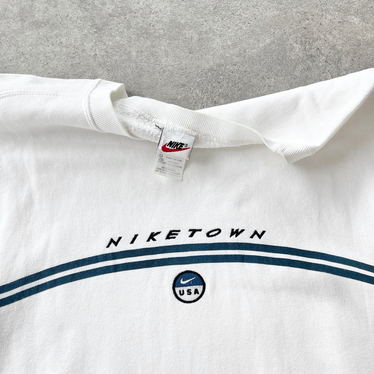 Nike Town USA RARE 1990s heavyweight embroidered sweatshirt (M)