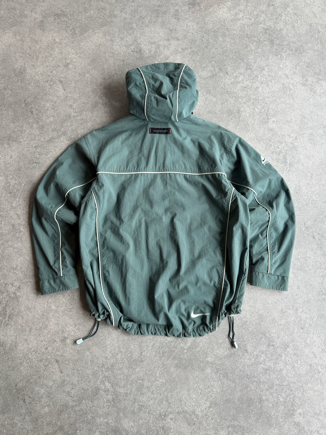 nike acg 1990s storm fit heavyweight technical waterproof jacket (l)