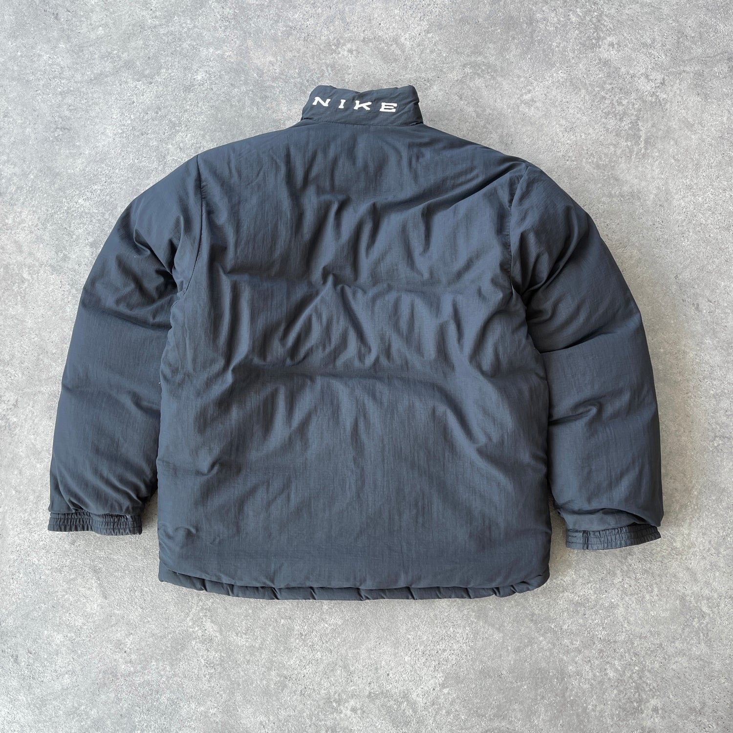 Nike 1990s reversible down fill spellout puffer jacket (M)