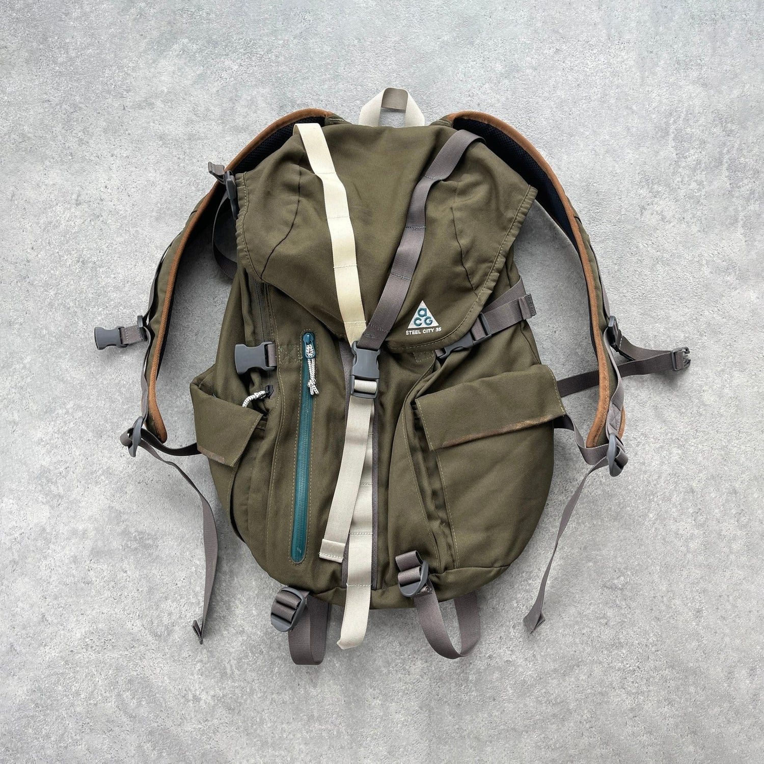 Nike ACG 1990s Steel City 35L backpack (22”x15”)