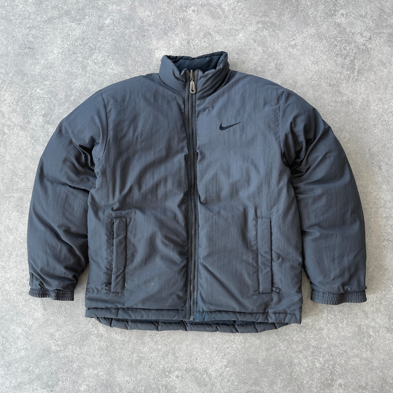 Nike 1990s reversible down fill spellout puffer jacket (M)