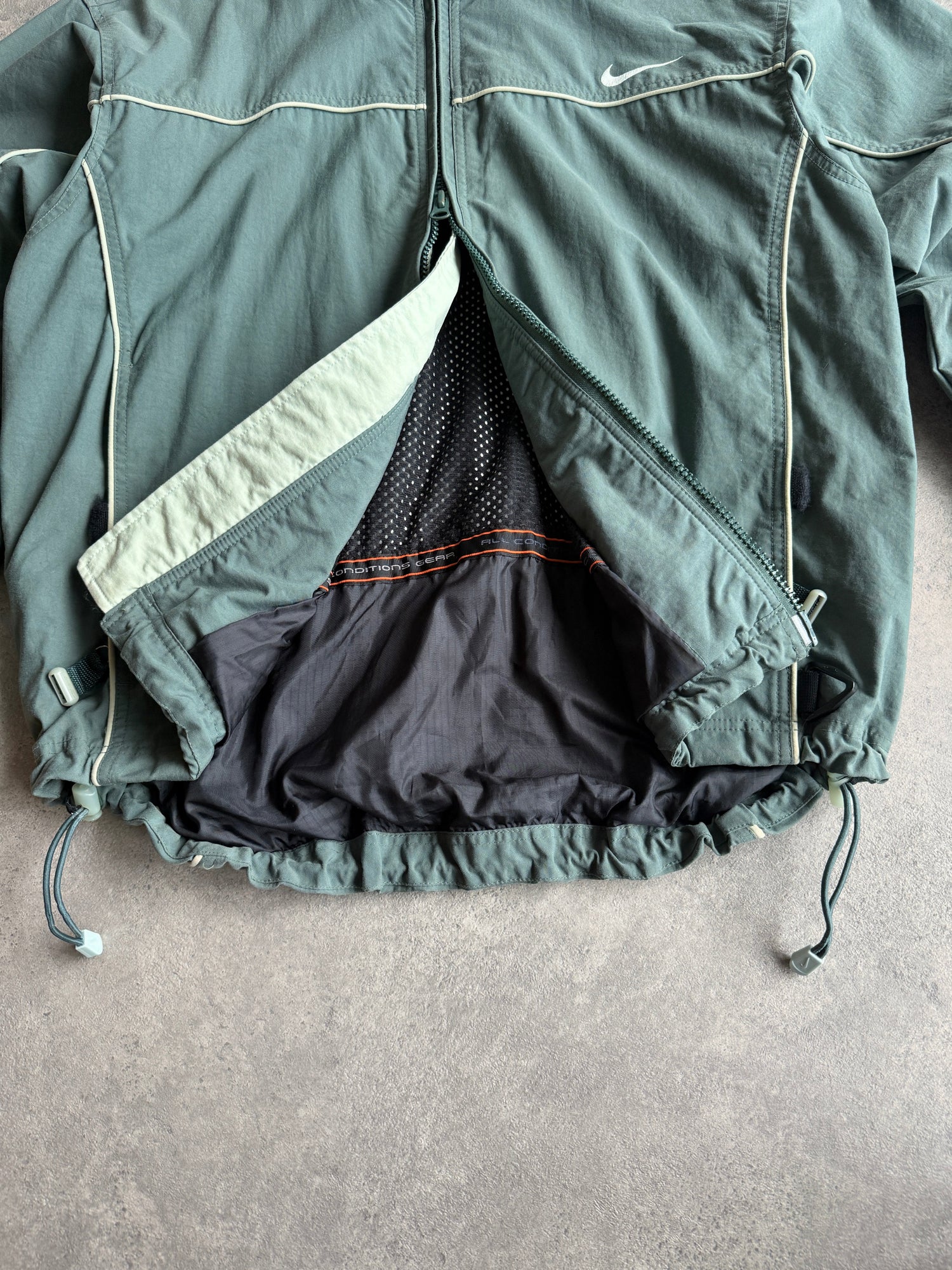 nike acg 1990s storm fit heavyweight technical waterproof jacket, acg sleeve patch detail