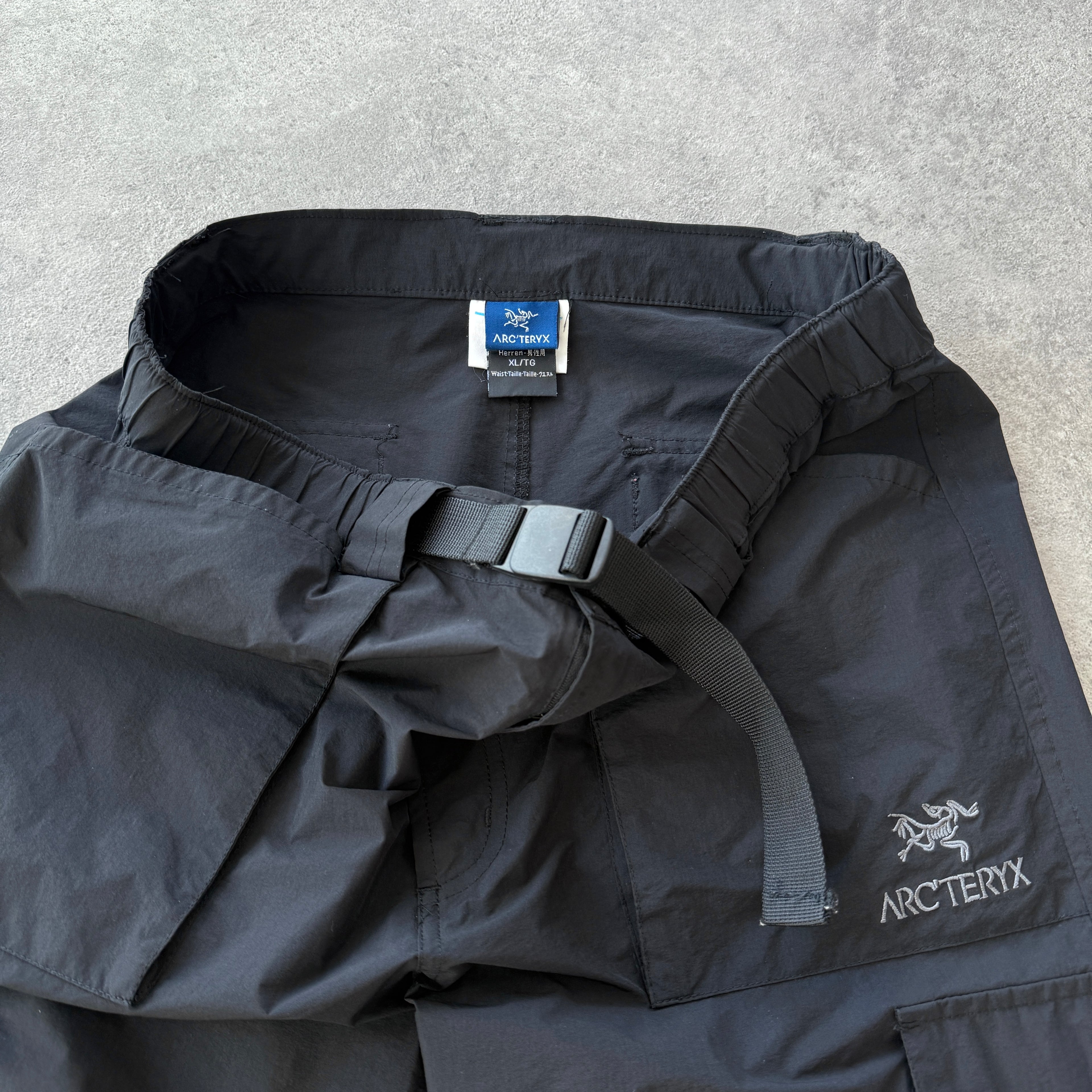 Arc’teryx 2000s goretex technical lightweight trousers (XL)