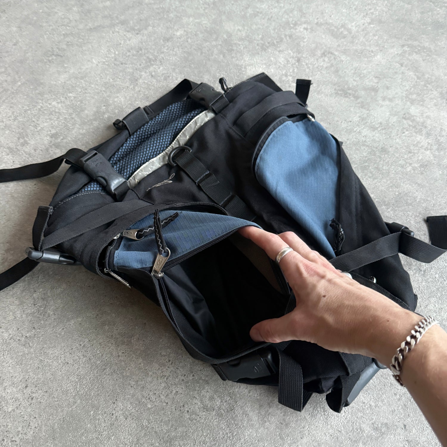 Oakley 2000s technical utility backpack (20”x15”)