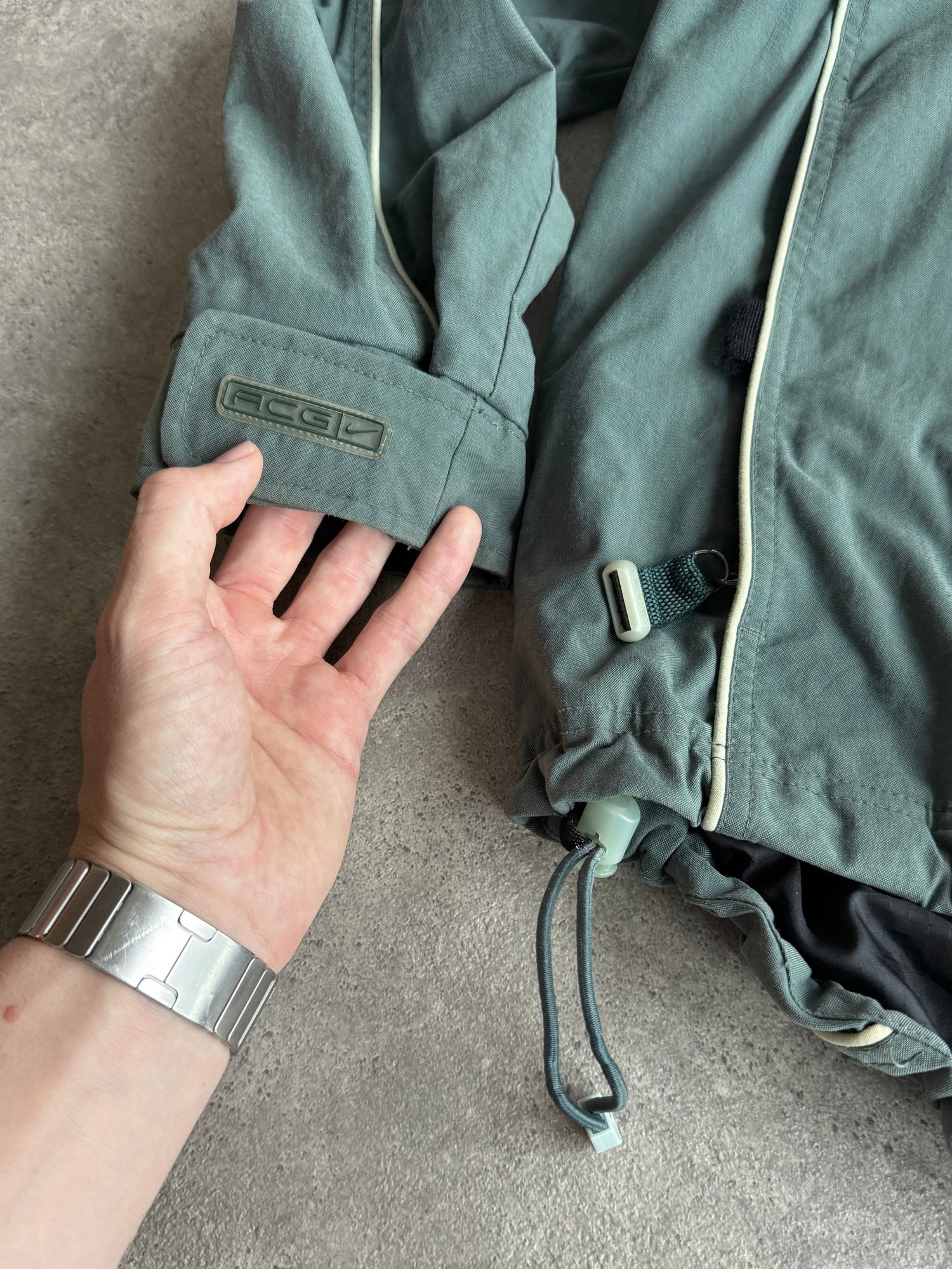 nike acg 1990s storm fit heavyweight technical waterproof jacket, hood detail