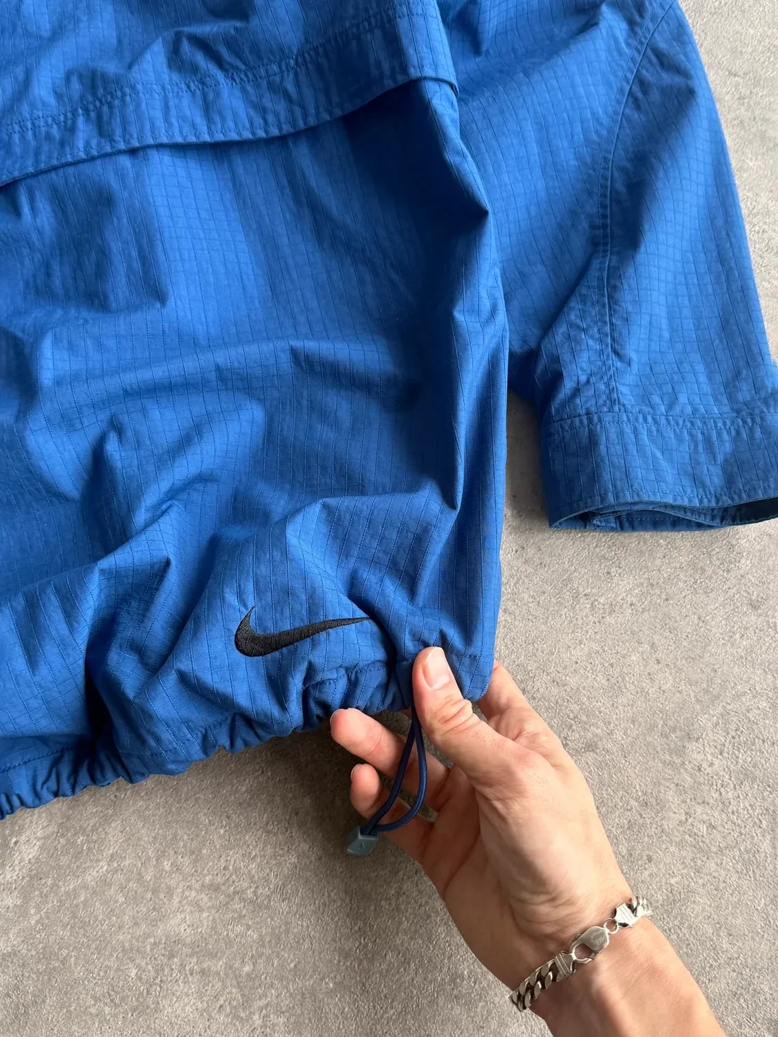 nike acg 1990s lightweight technical ripstop anorak, kangaroo pocket detail