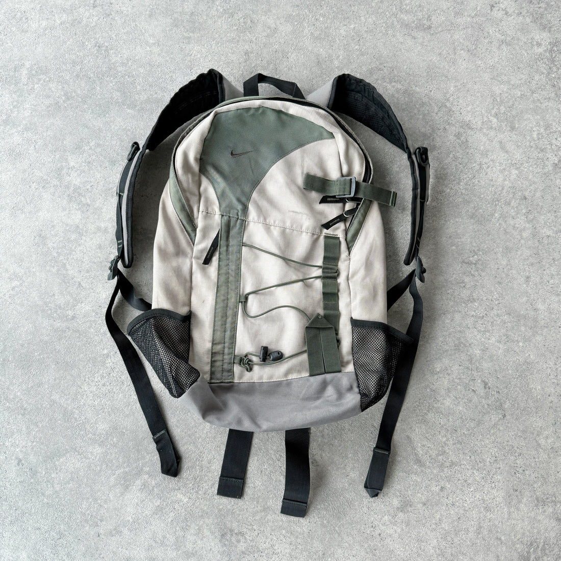 Nike 1990s 40L technical backpack (18”x14”)