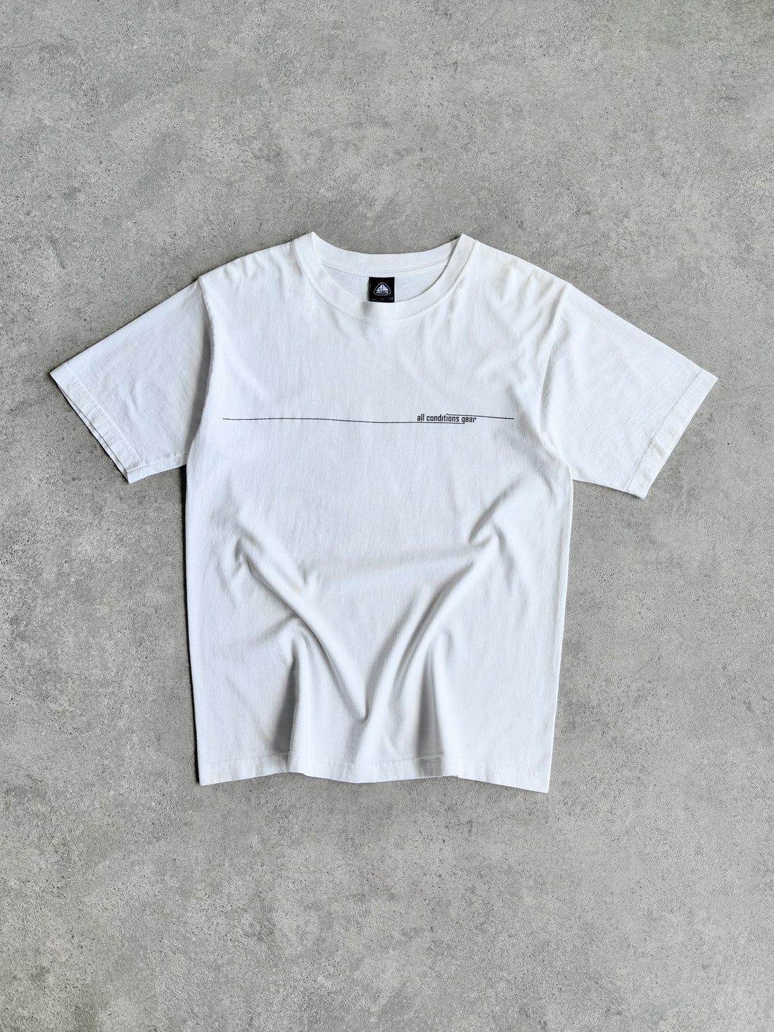 nike acg 2000s heavyweight graphic t-shirt (m)