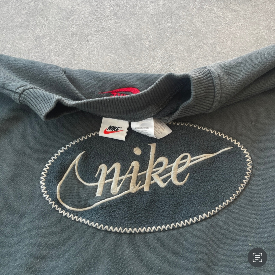 Nike RARE 1990s heavyweight embroidered sweatshirt (M)