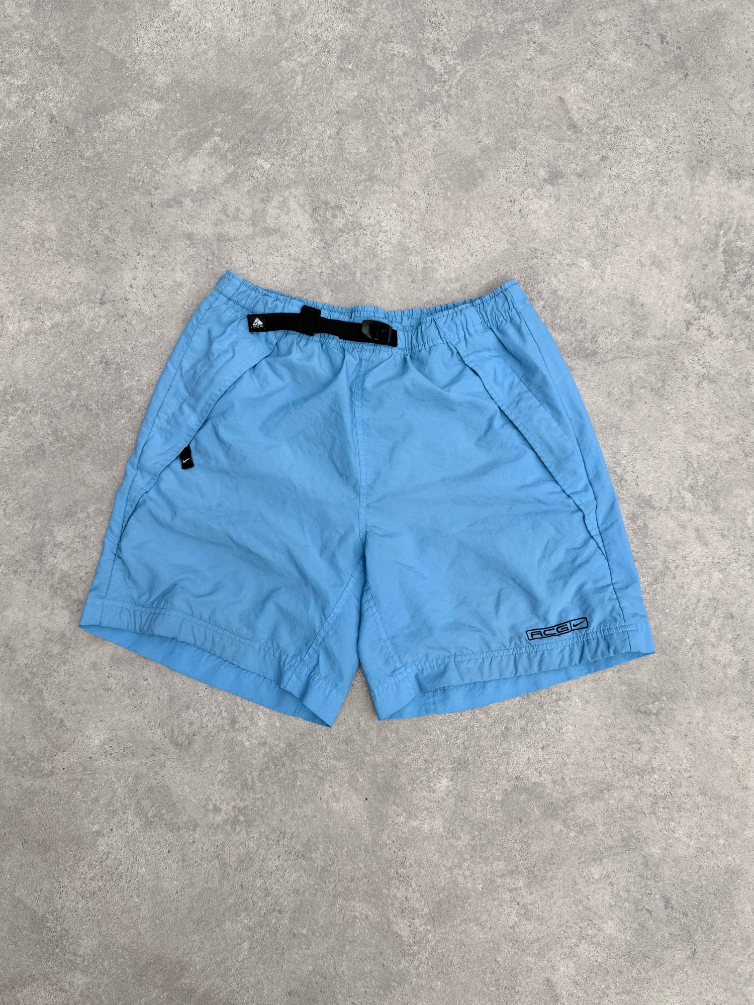 nike acg 1990s technical cargo shorts (m)
