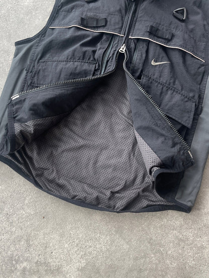 nike acg 1990s technical cargo hydration vest jacket, cargo pocket detail