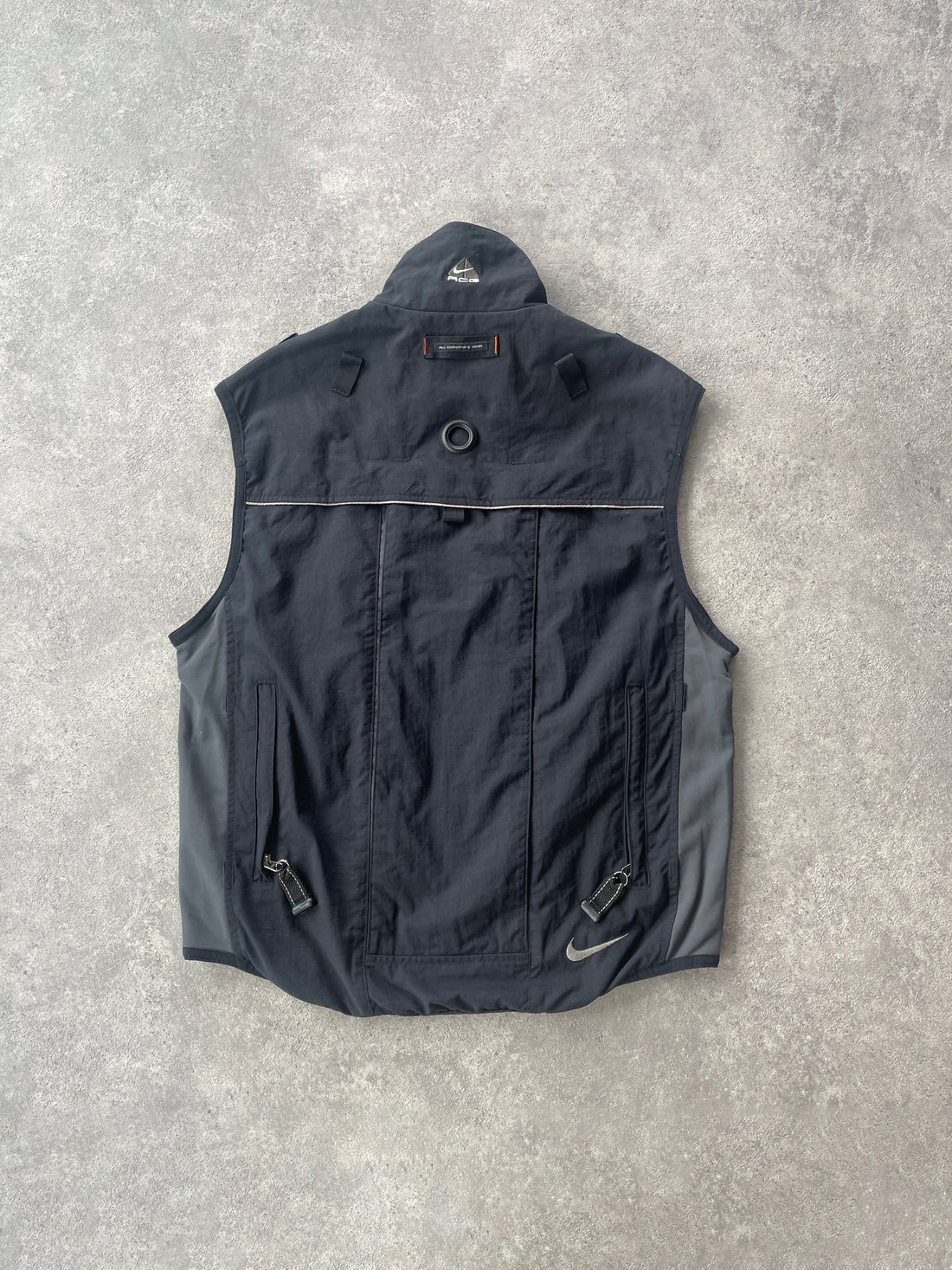 nike acg 1990s technical cargo hydration vest jacket (s)