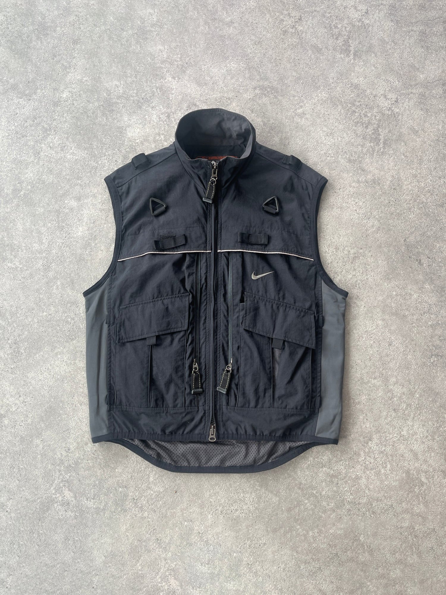 nike acg 1990s technical cargo hydration vest jacket in black, front view