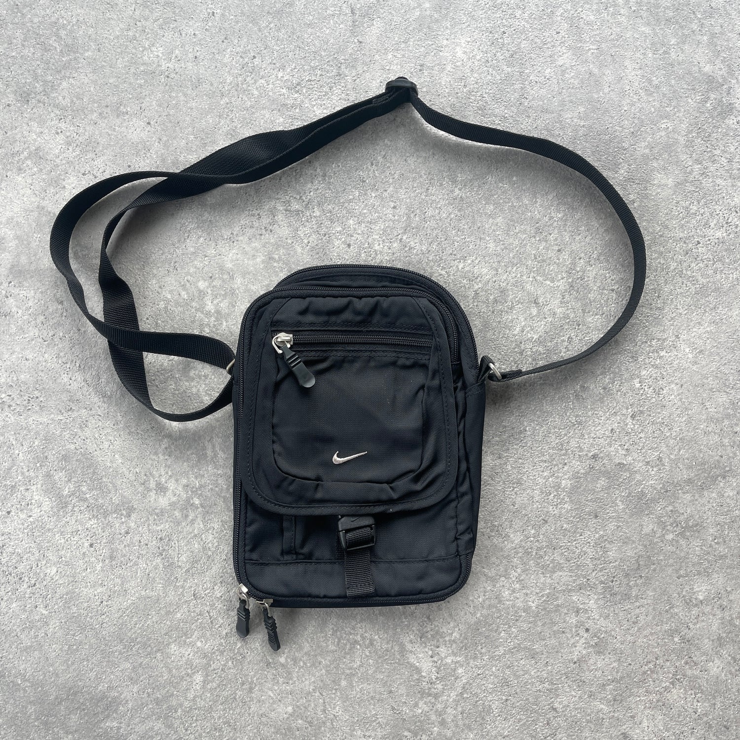 Nike 1990s cross body technical utility bag (10”x7”x3”)