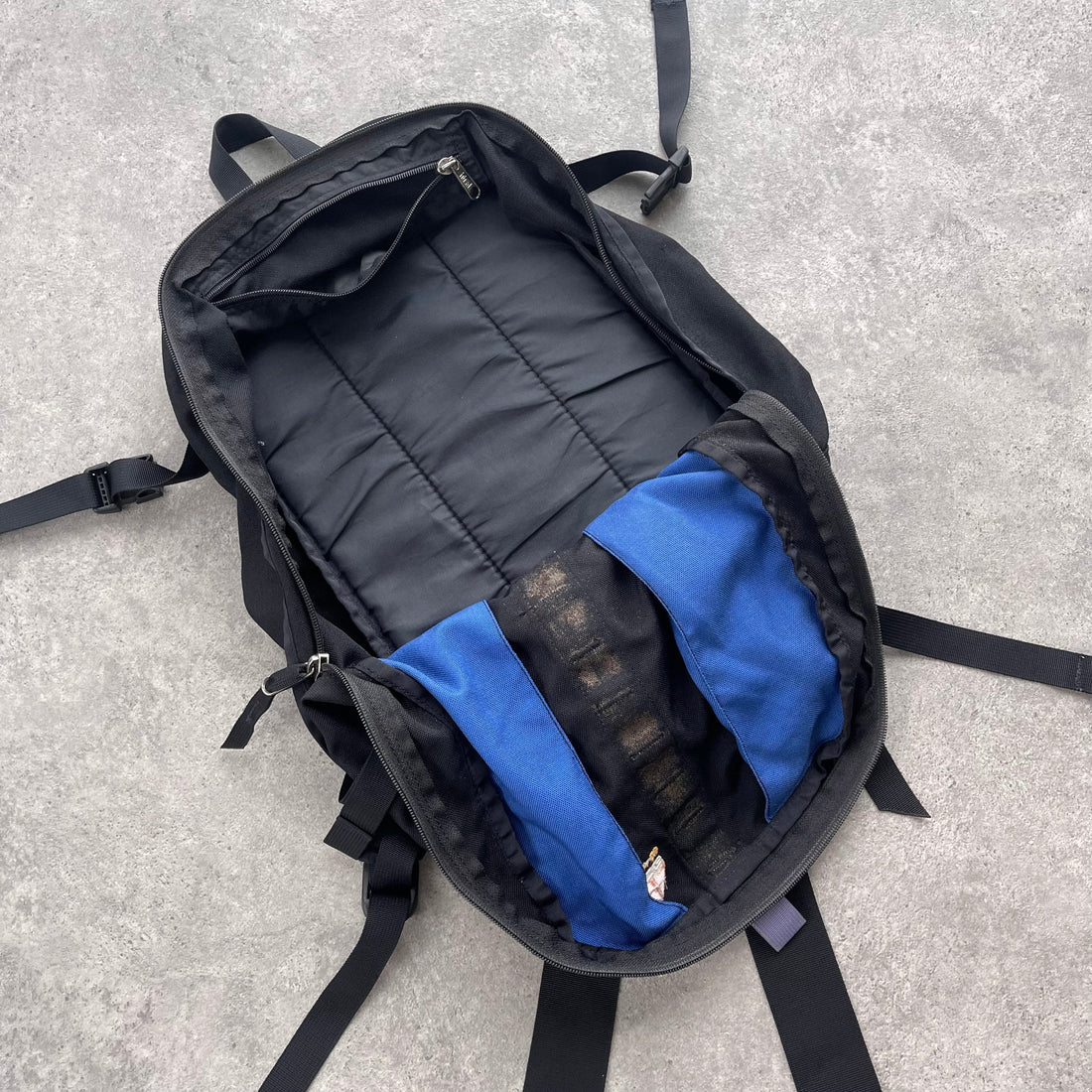 Nike ACG 1990s Karst 25L backpack (18”x12”x10”)