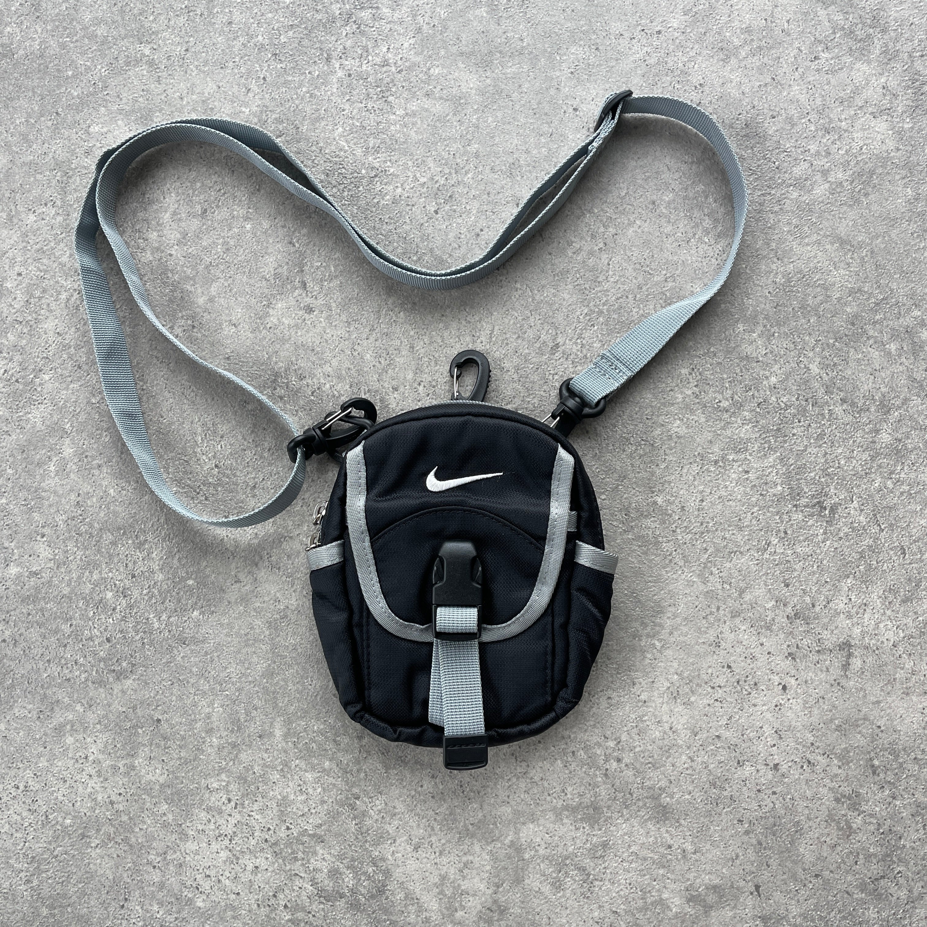 Nike 2000s cross body utility bag (7”x6”x2”)