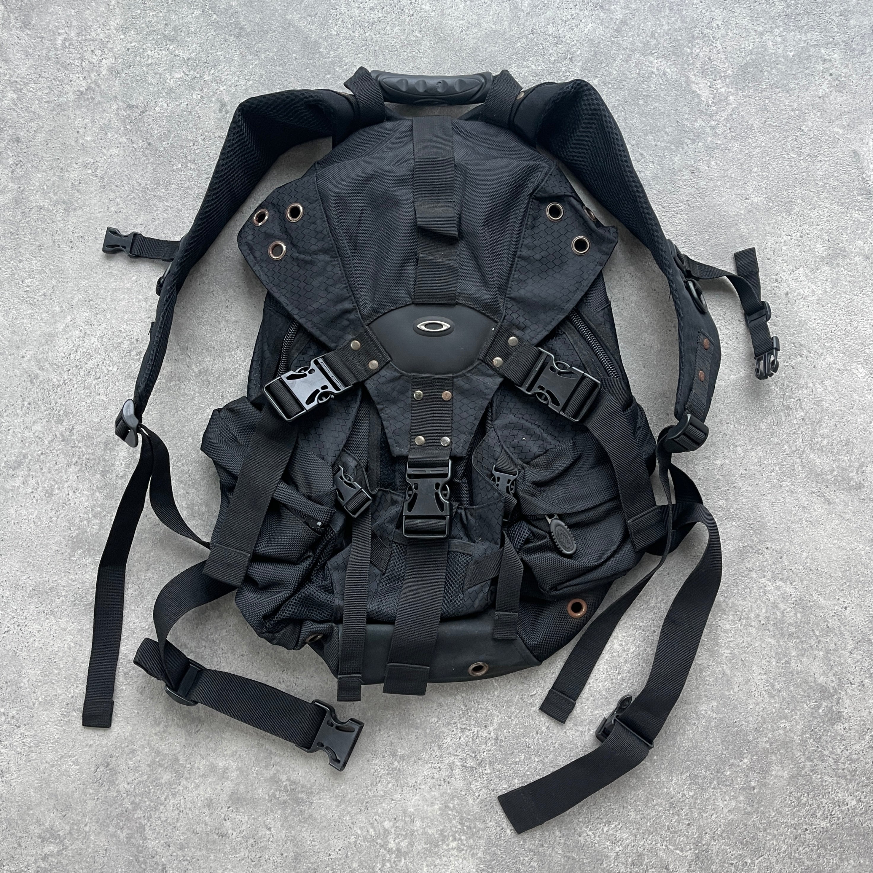 Oakley Software 2000s Icon 3.0 technical utility backpack (22”x15”x8 ...